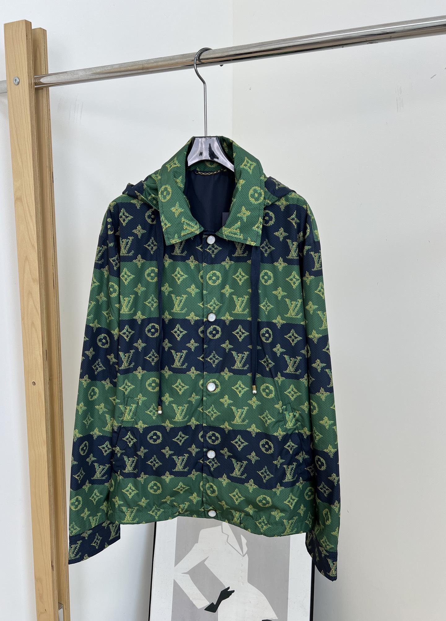 NO:561913,LouisVuitton Louis' new autumn and winter style full-print hooded long-sleeved single-breasted jacket, Monogram print is super recognizable, college style is full of sportiness, loose version, same style for men and women. Size SMLXL,,louis vuitton,louis vuitton,jackets & coats,jackets & coats,hats,alexander wang19860909LouisVuitton 路易 秋冬新款 满印连帽长袖单排扣夹克外套、Monogram印花超有辨识度、学院风满满运动感十足、宽松版型、男女同款 码数SMLXL,,louis vuitton,louis vuitton,jackets & coats,jackets & coats,hats,alexander wang,Women's clothing