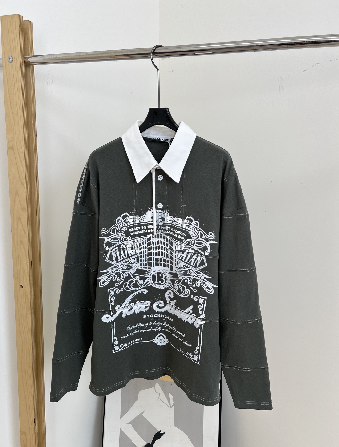 NO:561916,Acne Studios autumn and winter new style long-sleeved Polo sweatshirt with contrasting print, hand-painted print on the chest, lapel design, soft and comfortable cotton fabric, letter embroidery pattern on the back collar, casual fit, same style for men and women, size SMLXL,,acne studios,dior,hoodie,sweatshirts,alexander wang19860909Acne Studios 秋冬新款 撞色印花长袖Polo卫衣、胸前手绘印花、翻领设计棉质面料柔软舒适、后领有字母刺绣图案、休闲版型、男女同款 码数SMLXL,,acne studios,dior,hoodie,sweatshirts,alexander wang,Women's clothing