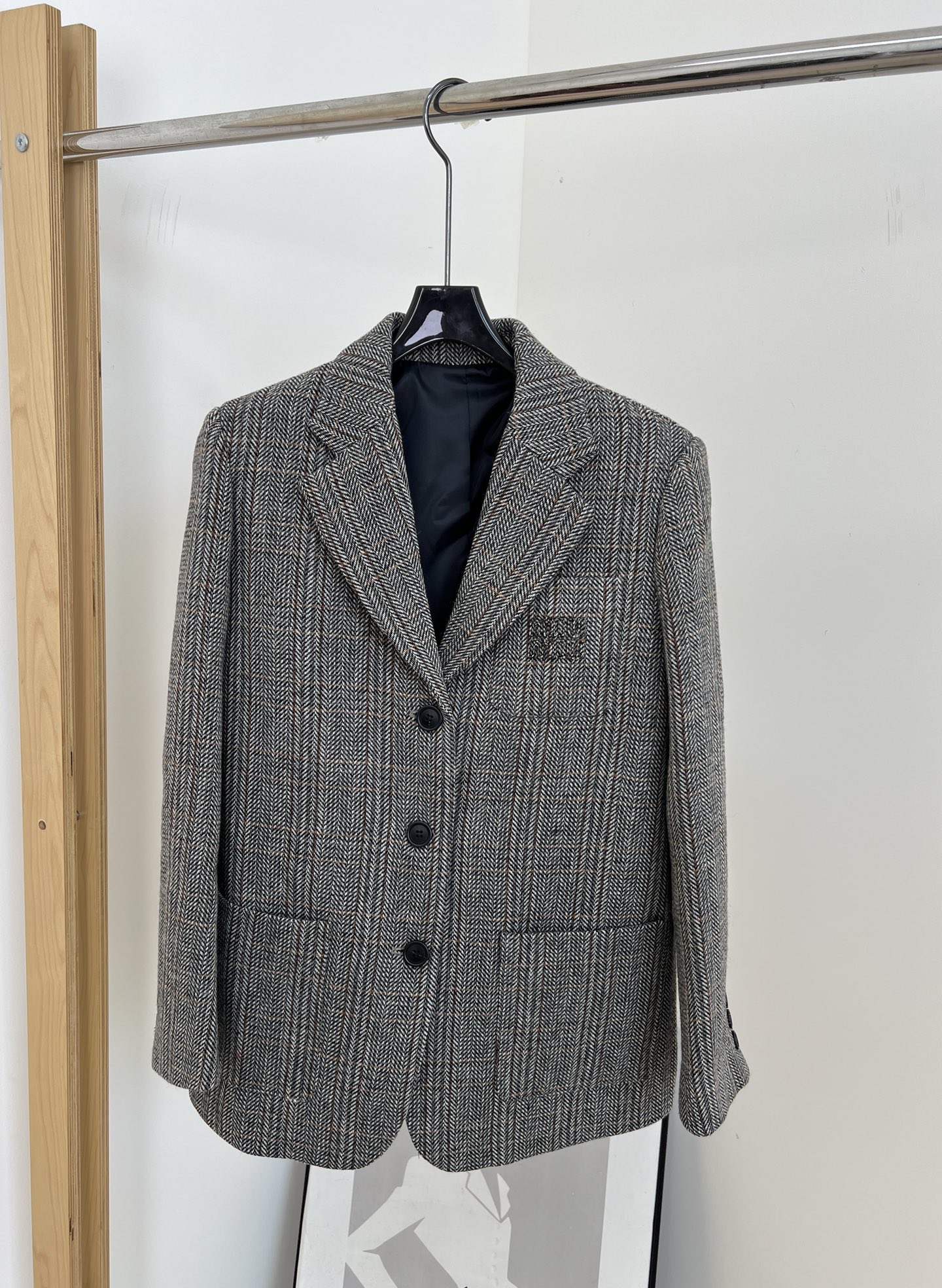 NO:561919,Miu Miu autumn and winter new style gray plaid suit jacket, made of wool or blended materials, classic lapel + single-breasted design, gray plaid low-key and versatile, can be easily worn for commuting or leisure, casual version size S M L,,miumiu,jackets & coats,business suit,alexander wang19860909Miu Miu 秋冬新款 灰色格纹西装外套、采用羊毛或混纺材、经典翻领+单排扣设计、灰色格纹低调百搭、通勤或休闲都能轻松驾驭、休闲版型 码数S M L,,miumiu,jackets & coats,business suit,alexander wang,Women's clothing