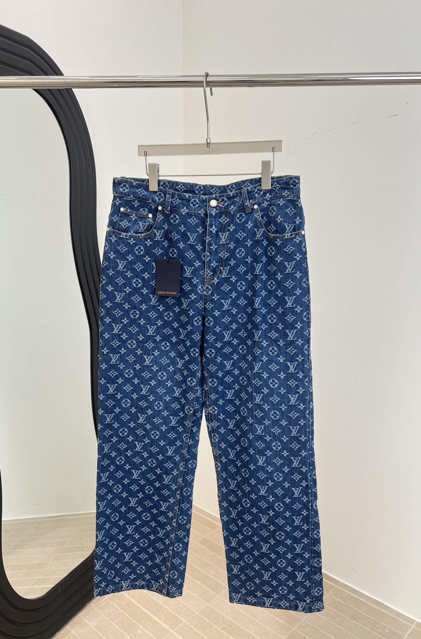 NO:568119,Men's LouisVuitton Louis Vuitton new style in autumn and winter jacquard all-print denim trousers, classic denim blue washed denim fabric, custom white bead engraved buttons with metal base, newly designed accessories button details straight cut version design, classic brand logo jacquard effect all over, wide leg version size S M L XL,, louis vuitton, louis vuitton, alexander wang19860909男款LouisVuitton 路易 秋冬新款 提花满印牛仔长裤、经典牛仔蓝洗水丹宁面料、定制白珠刻字纽扣 配金属底座、全新设计辅料纽扣细节直筒剪裁版型设计、满身经典品牌logo提花效果、阔腿版型 码数S M L XL,,louis vuitton,louis vuitton,alexander wang,Women's clothing