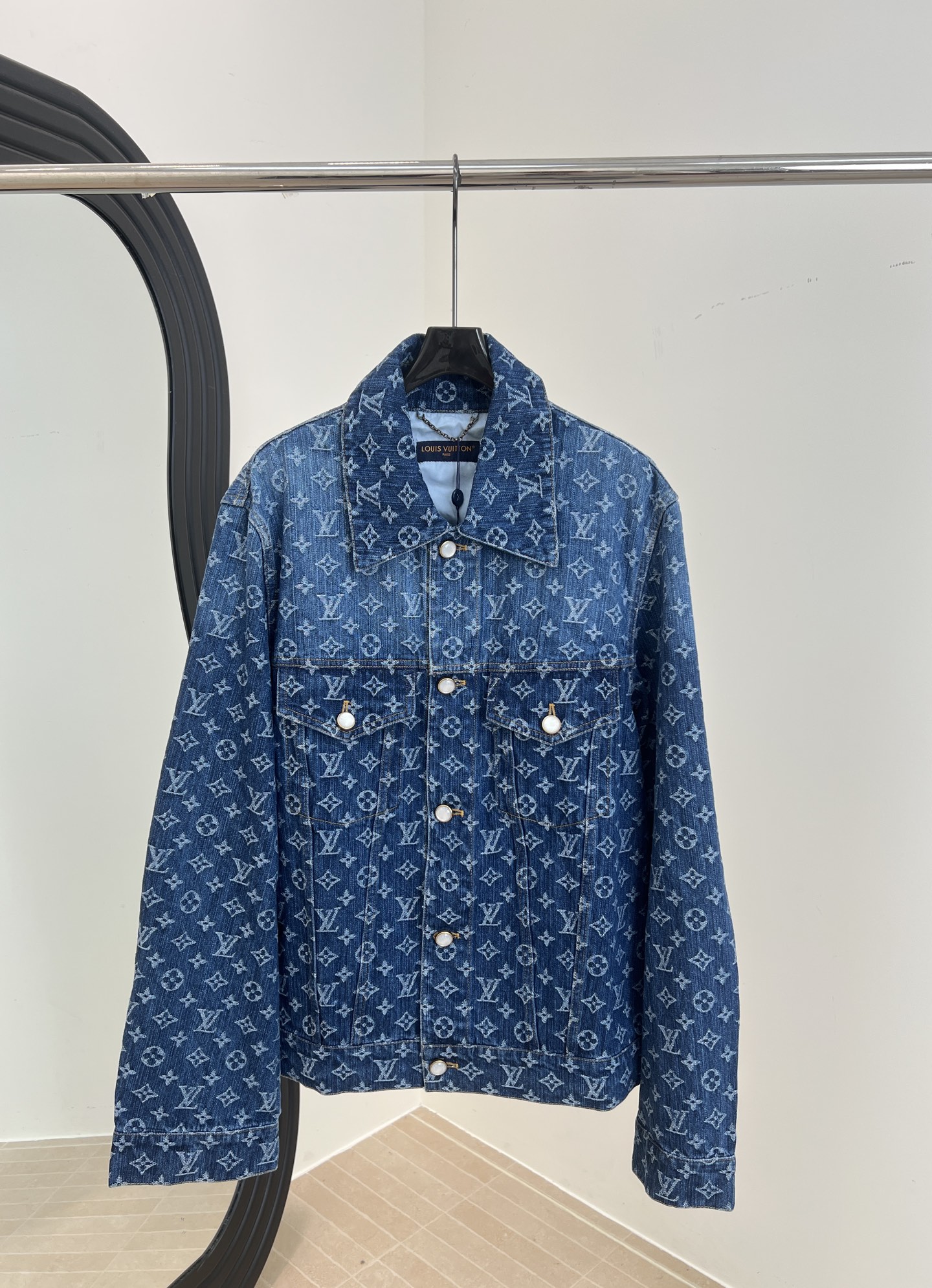 NO:568124,LouisVuitton Louis' new autumn and winter style lapel jacquard long-sleeved jacket, classic denim blue washed denim fabric, symmetrical flap pockets on the chest, custom white bead engraved buttons with metal base, newly designed auxiliary material button details, straight cut version design, classic brand logo jacquard effect all over the body, same size for men and women. Size S M L XL,,louis vuitton,louis vuitton,jackets & coats,alexander wang19860909LouisVuitton 路易 秋冬新款 翻领提花长袖外套、经典牛仔蓝洗水丹宁面料、前胸对称翻盖口袋、定制白珠刻字纽扣 配金属底座、全新设计辅料纽扣细节、直筒剪裁版型设计、满身经典品牌logo提花效果、男女同款 码数S M L XL,,louis vuitton,louis vuitton,jackets & coats,alexander wang,Women's clothing