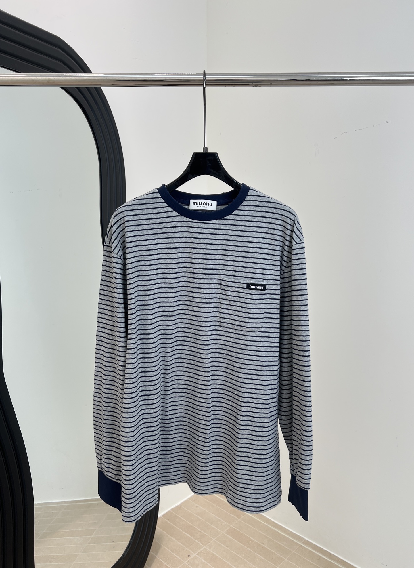NO:566027,Miu Miu new autumn and winter striped long-sleeved T-shirt, blue and white pinstripes + dark blue round collar and cuffs, simple and classic, small pocket brand embroidery on the chest, good to wear alone or layered, casual fit, size SML,, miumiu, tees, t-shirt, alexander wang19860909Miu Miu 秋冬新款 条纹长袖T恤、蓝白细条纹+深蓝圆领和袖口、简约又经典、胸前小口袋品牌刺绣、单穿或叠穿都很不错、休闲版型 码数SML,,miumiu,tees，t-shirt,alexander wang,Women's clothing