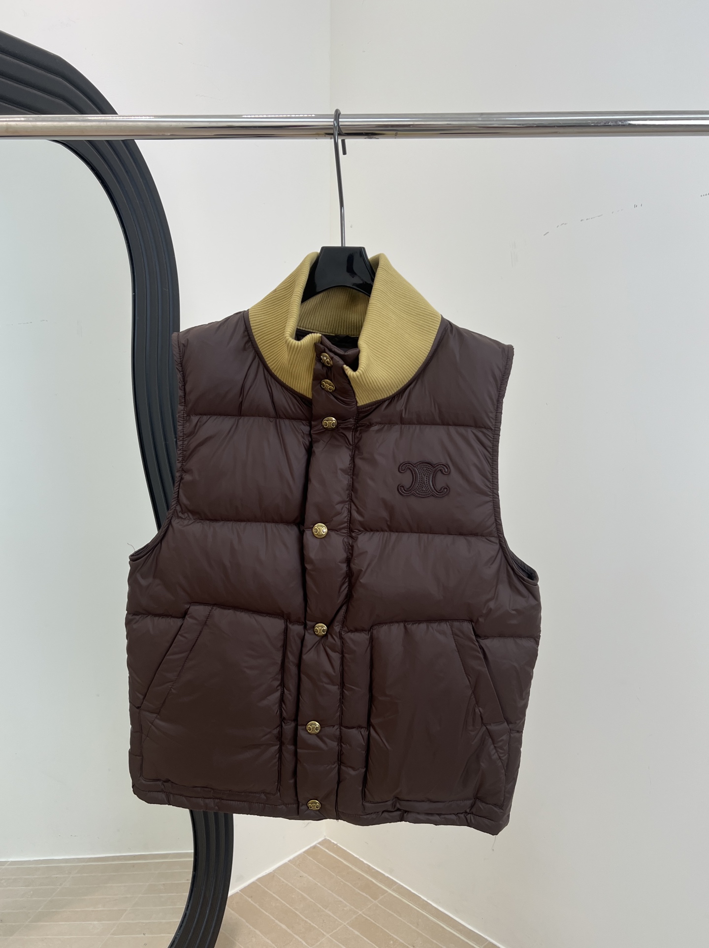 NO:566032,Comes with dust bag CELINE new autumn and winter style, contrasting color stand-up collar down vest, contrasting color lapel design + metal buttons, front C letter embroidery, outer ripstop nylon, 90 duck down filling, casual fit, size S M L,,celine,down jacket,alexander wang19860909配防尘袋 CELINE 秋冬新款 撞色立领羽绒马甲、翻领撞色设计+金属纽扣、正面C字母刺绣、外层防撕裂尼龙、90鸭绒填充物、休闲版型 码数S M L,,celine,down jacket,alexander wang,Women's clothing