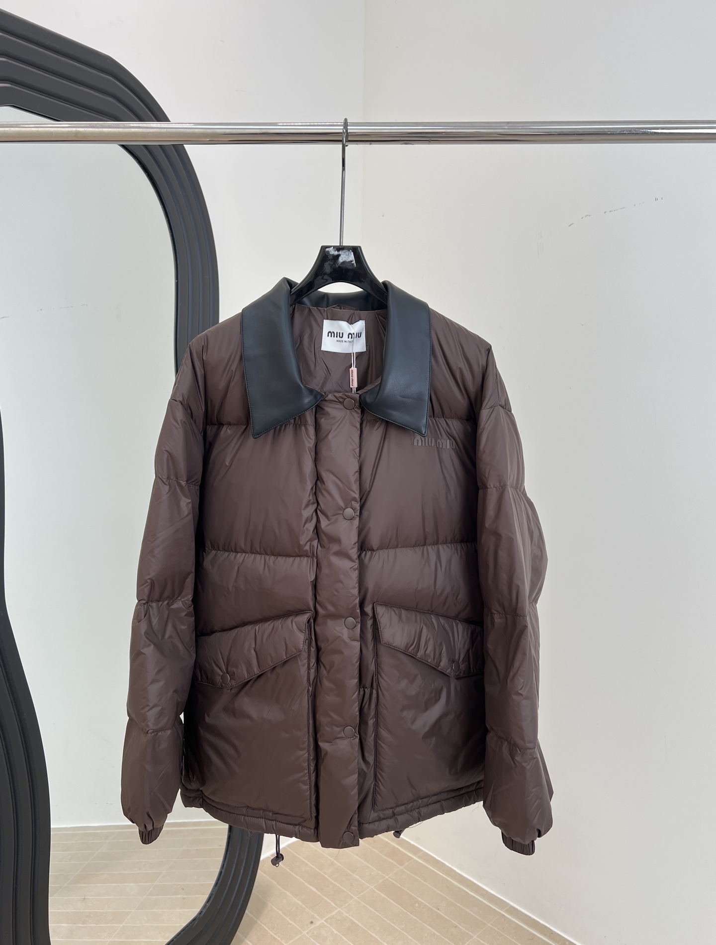 NO:566037,Comes with dust bag MiuMiu new autumn and winter style dark brown down jacket, spliced ​​calfskin collar design, 90% duck down filling, outer nylon fabric, easy to control for commuting and leisure, moderate down filling to keep warm and not bulky, casual fit size S M L,,miumiu,down jacket,cowhide,alexander wang19860909配防尘袋 MiuMiu 秋冬新款 深咖色羽绒服、拼接小牛皮领设计、90鸭绒填充,外层尼龙面料、通勤休闲都能轻松驾驭、充绒量适中保暖不臃肿、休闲版型 码数S M L,,miumiu,down jacket,cowhide,alexander wang,Women's clothing