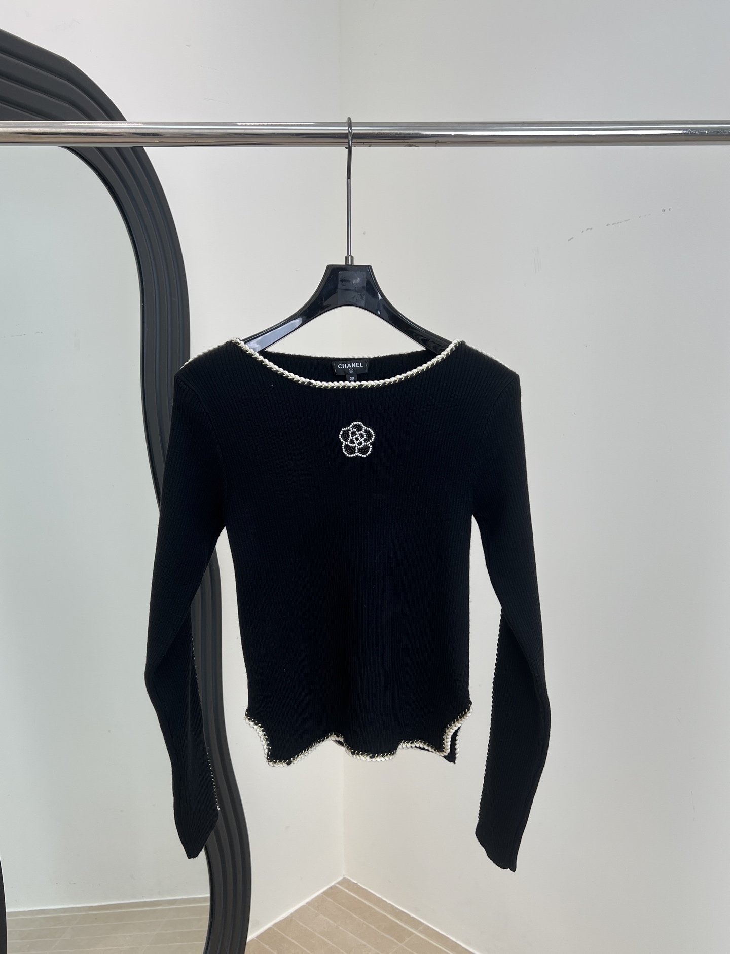NO:566041,Chanel's new fall and winter style knitted short knitted sweater, soft elastic fabric that is close-fitting and comfortable, white piping + classic double CLogos on the chest, modified waistline, casual fit, size S M L,,chanel,sweaters,alexander wang19860909Chanel 秋冬新款 针织短款针织毛衣、柔软弹性面料贴身舒适、白色滚边+胸前经典双CLogo、修饰腰线、休闲版型 码数S M L,,chanel,sweaters,alexander wang,Women's clothing