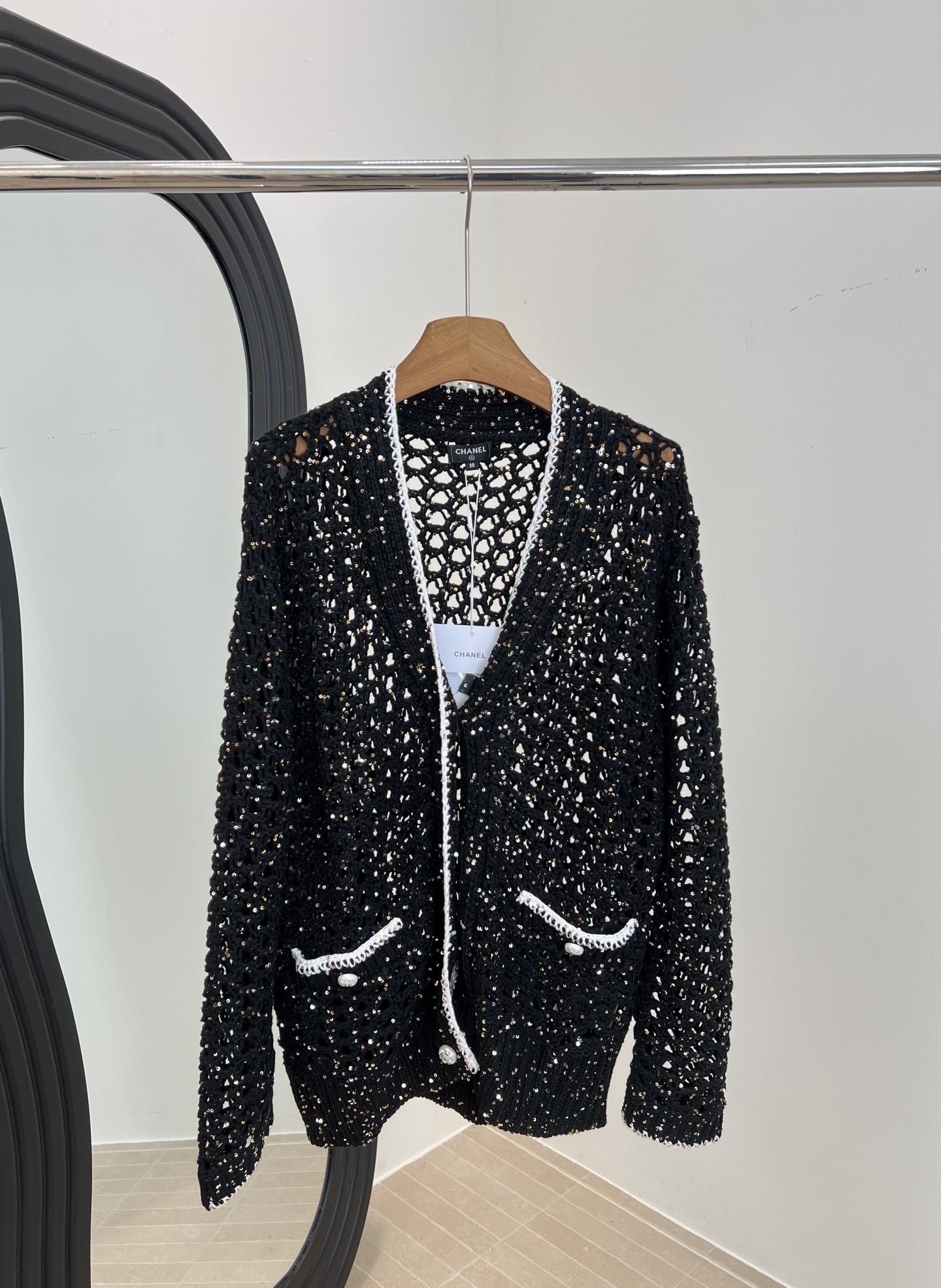 NO:566107,Chanel's new autumn and winter style black hollow sequined knitted cardigan, all-over sequins + white piping, V-neck mesh pockets + double C rhinestone tree buttons, casual fit, size S M L,,chanel,alexander wang19860909Chanel 秋冬新款 黑色镂空亮片针织开衫、满幅亮片+白色滚边、V领网纱口袋+双C水钻树扣、休闲版型 码数S M L,,chanel,alexander wang,Women's clothing
