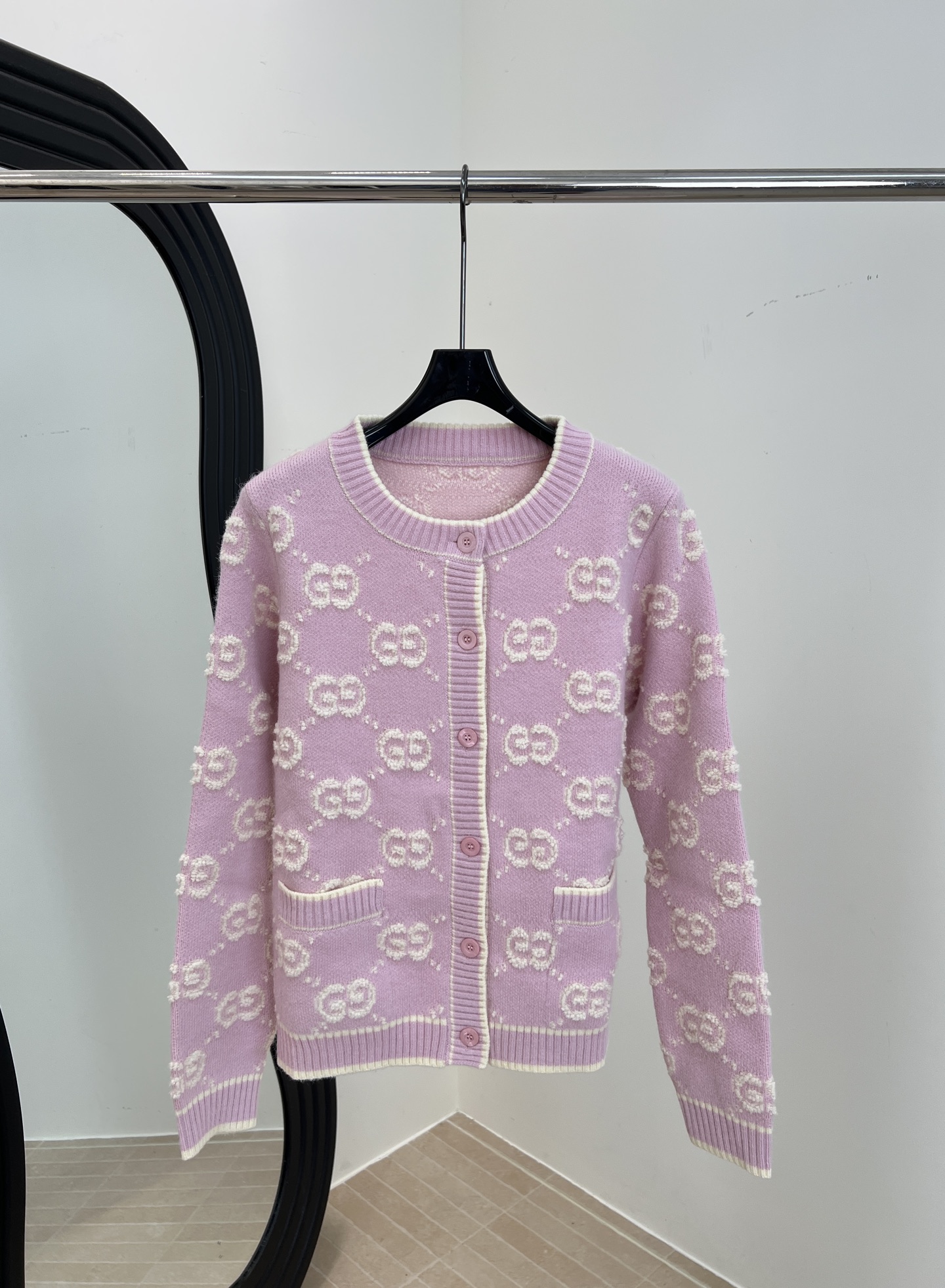 NO:566045,Gucci's new autumn and winter GG jacquard knitted cardigan, made of wool, soft, skin-friendly and warm, all-over GG letter jacquard + pink and white buttons, collar and cuffs ribbed piping, casual fit, size S M L,,gucci,alexander wang19860909Gucci 秋冬新款 GG提花针织开衫、采用羊毛材质、柔软亲肤又保暖满幅GG字母提花+粉白纽扣、领口和袖口罗纹滚边、休闲版型 码数S M L,,gucci,alexander wang,Women's clothing