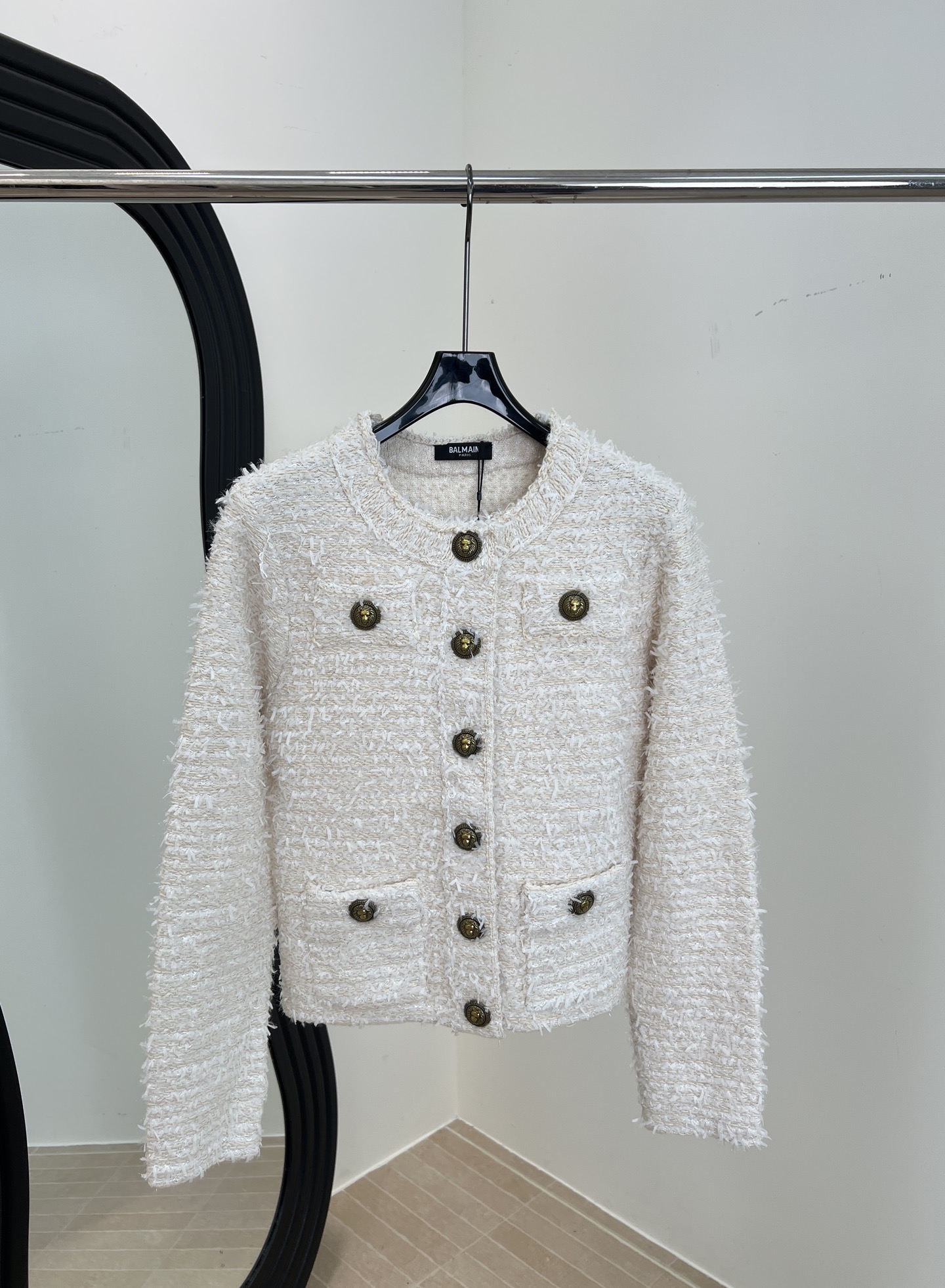NO:566050,Balmain Balmain's new autumn and winter style white small fragrant jacket, brushed knitted material + metal lion head buttons, soft lining without shoulder pads design makes the shoulder lines more three-dimensional, casual fit size S M L,,balmain,balmain,jackets & coats,alexander wang19860909Balmain 巴尔曼 秋冬新款 白色小香风外套、拉毛针织材质+金属狮头纽扣、内里柔软不扎垫肩设计让肩部线条更立体、休闲版型 码数S M L,,balmain,balmain,jackets & coats,alexander wang,Women's clothing