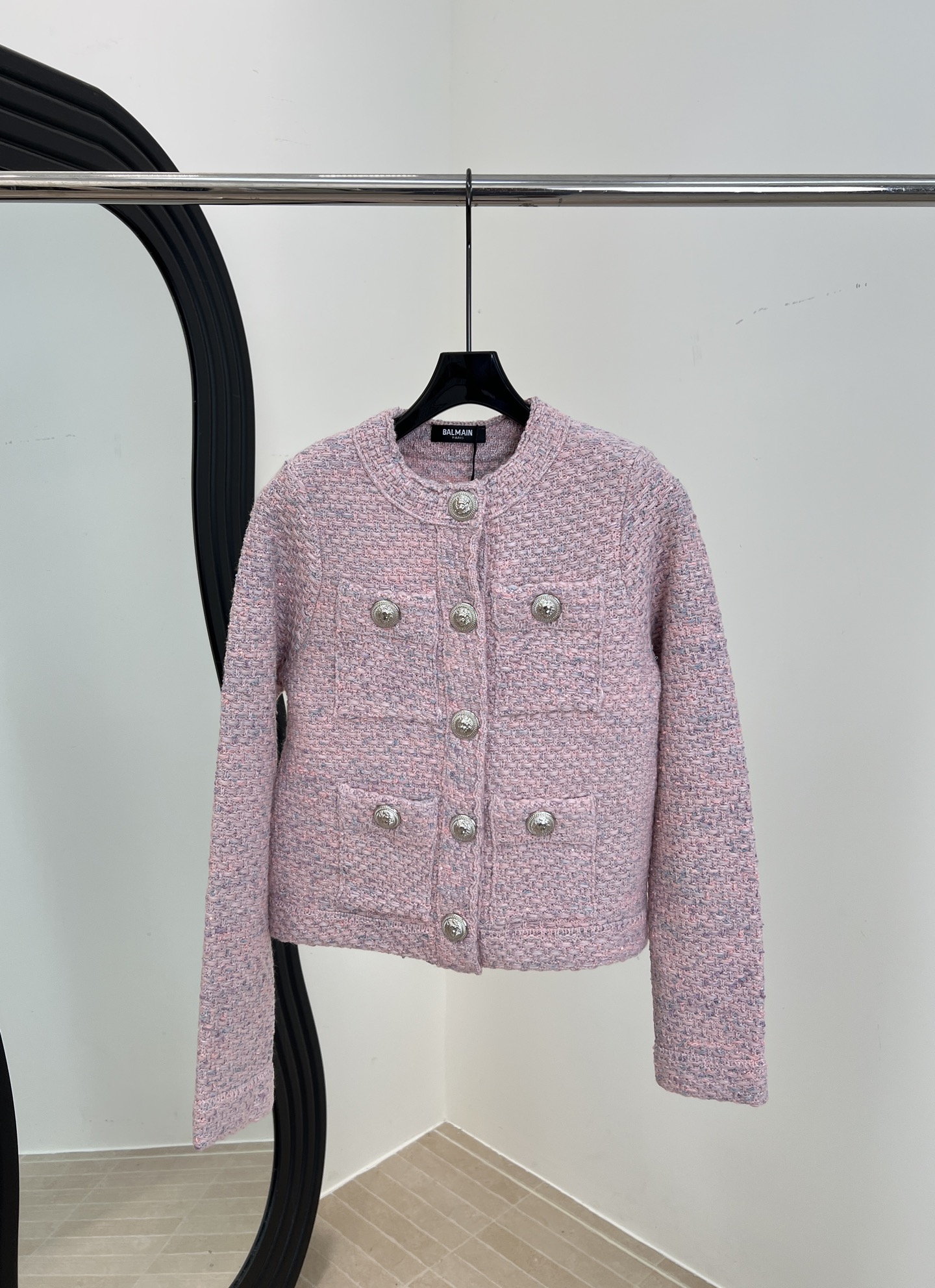 NO:566054,Balmain Balmain's new autumn and winter style wool woven small fragrant jacket, cherry blossom pink delicate woven texture + metal lion head buttons, soft lining without tie shoulder pad design makes the shoulder line more three-dimensional, casual fit Size S M L,,balmain,balmain,jackets & coats,alexander wang19860909Balmain 巴尔曼 秋冬新款 羊毛编织小香风外套、樱花粉细腻编织纹理 +金属狮头纽扣、内里柔软不扎垫肩设计让肩部线条更立体、休闲版型 码数S M L,,balmain,balmain,jackets & coats,alexander wang,Women's clothing