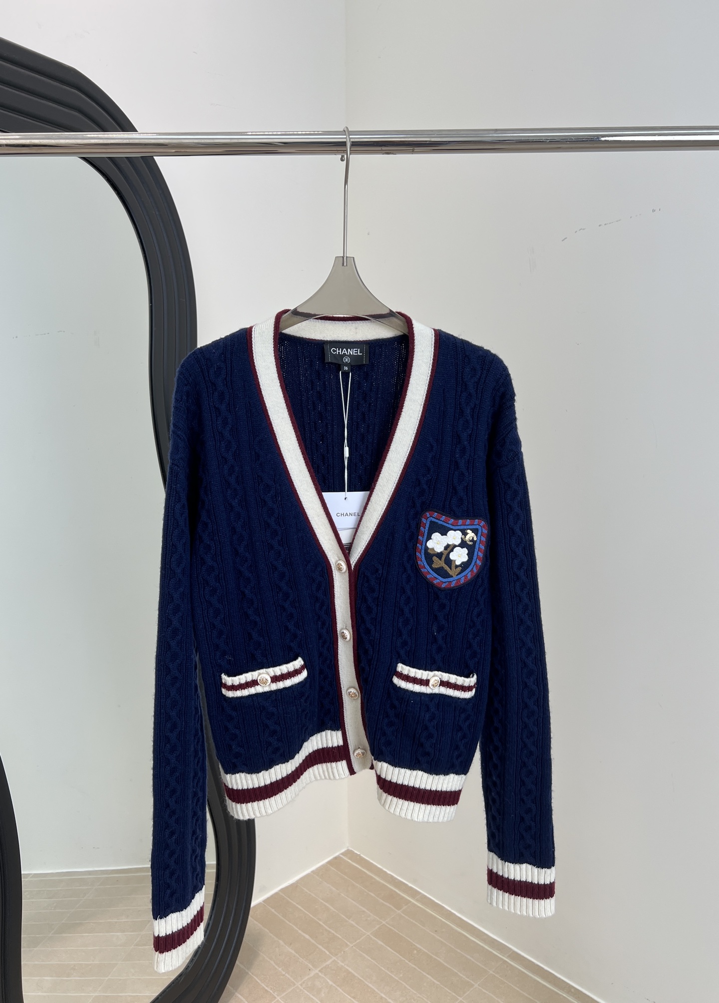 NO:566058,Chanel Xiaoxiang's new autumn and winter model, navy blue wool knitted cardigan, navy blue main color + contrasting trim, retro cable weave with super texture, camellia embroidery on the chest, casual fit, size S M L,,chanel,alexander wang19860909Chanel 小香秋冬新款 藏蓝羊毛针织开衫、藏蓝色主色+撞色边饰、复古绞花织法超有质感、胸口山茶花刺绣、休闲版型 码数S M L,,chanel,alexander wang,Women's clothing