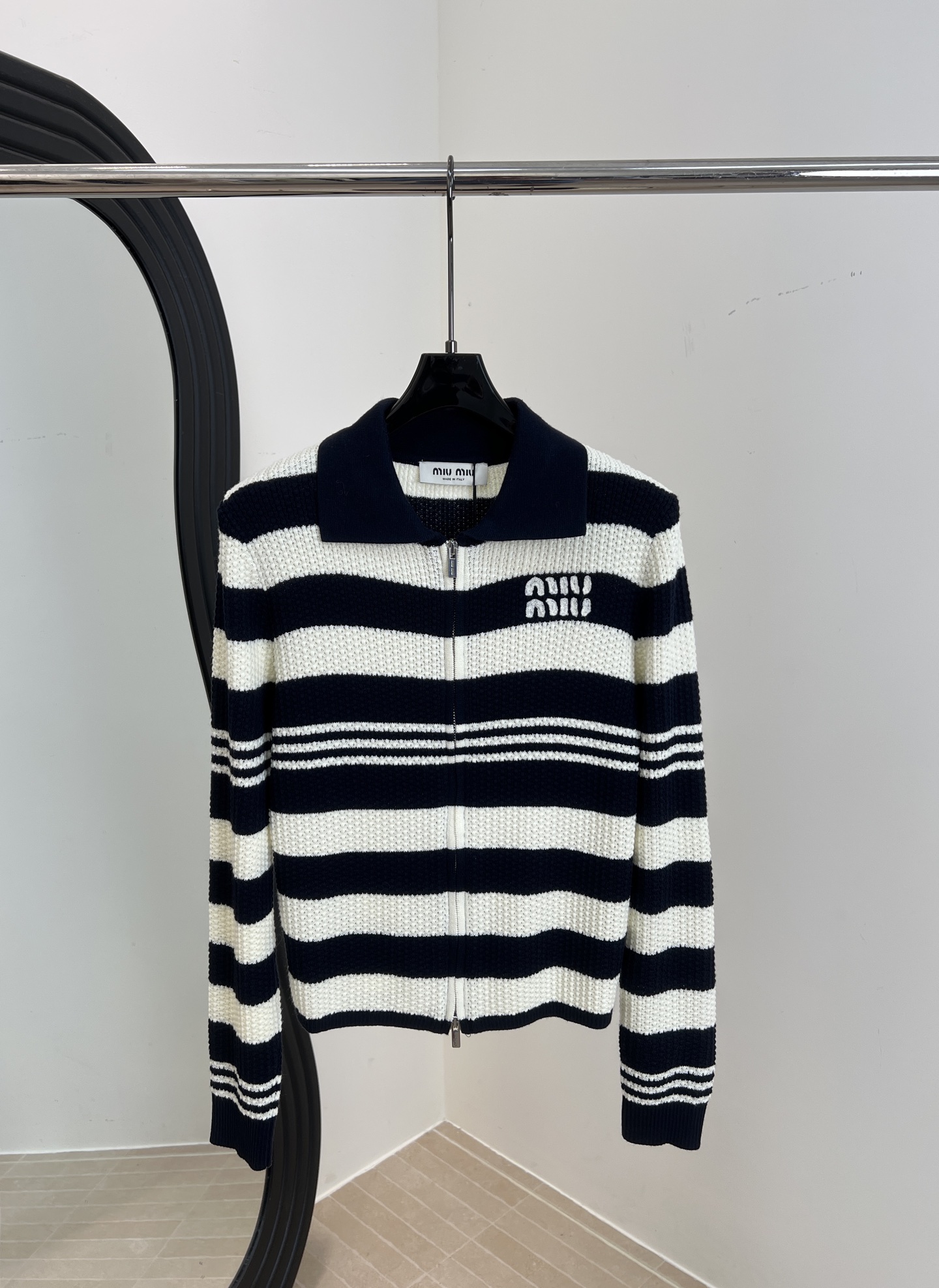 NO:566062,Miu Miu new autumn and winter style striped knitted zipper top, blue and white contrasting design, lapel + double-ended zipper, retro and practical, soft and elastic knitted fabric, 'Miu Miu' embroidery on the chest is very recognizable, casual fit, size S M L,,miumiu,alexander wang19860909Miu Miu 秋冬新款 条纹针织拉链上衣、蓝白撞色设计、翻领+双头拉链复古又实用、针织面料柔软有弹性、胸前“Miu Miu”刺绣超有辨识度、休闲版型 码数S M L,,miumiu,alexander wang,Women's clothing