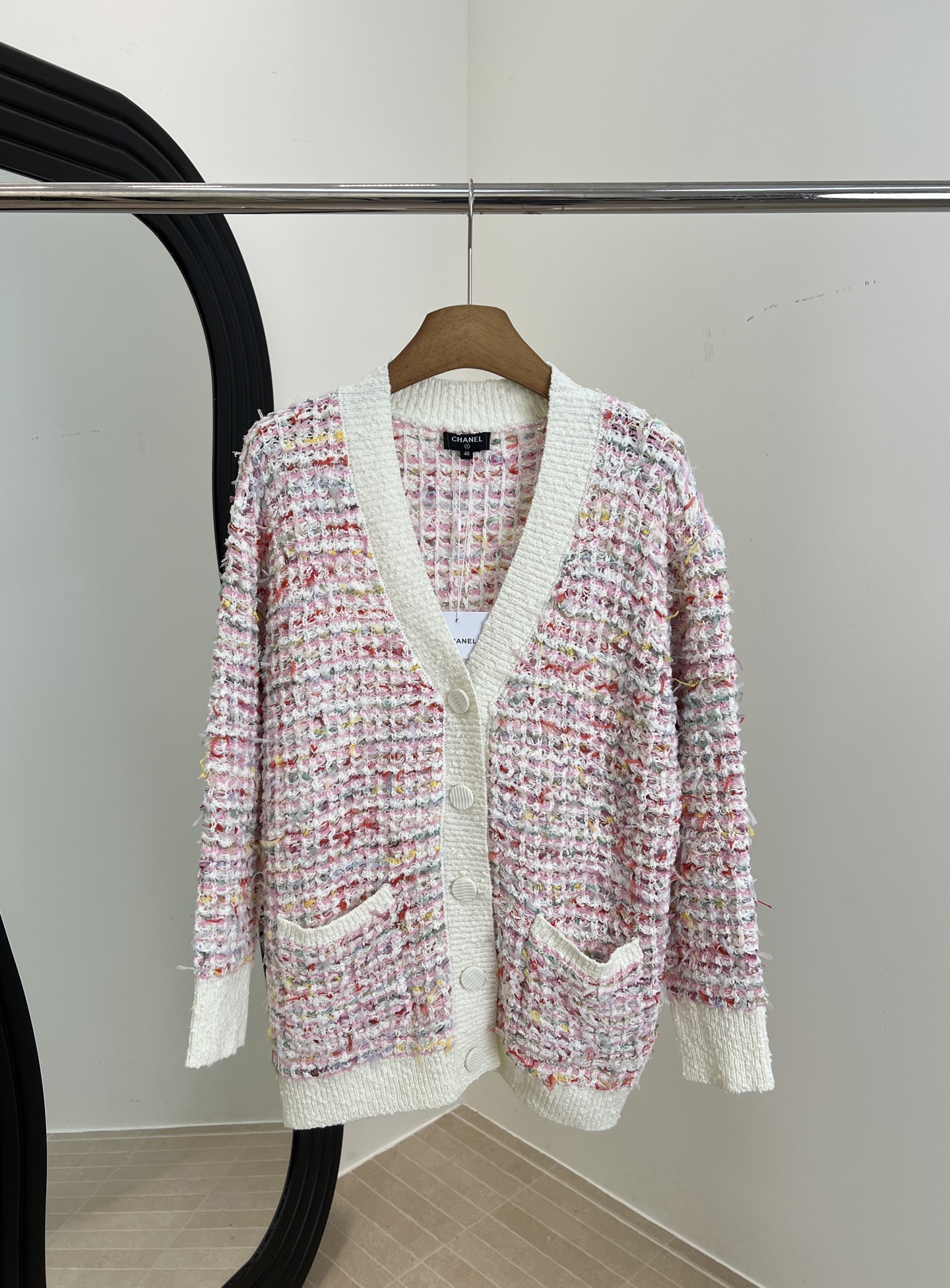 NO:566025,ChaneI Xiaoxiang's new autumn and winter style pink Xiaoxiang style knitted cardigan, classic tweed material, blended wool + cashmere, soft and warm V-neck + button design, light pink with white and pink stripes, casual fit, size S M L,,chanel,alexander wang19860909ChaneI 小香秋冬新款 粉色小香风针织开衫、经典粗花呢材质,混纺羊毛+羊绒、柔软又保暖V领+纽扣设计、浅粉色搭配白粉条纹、休闲版型 码数S M L,,chanel,alexander wang,Women's clothing