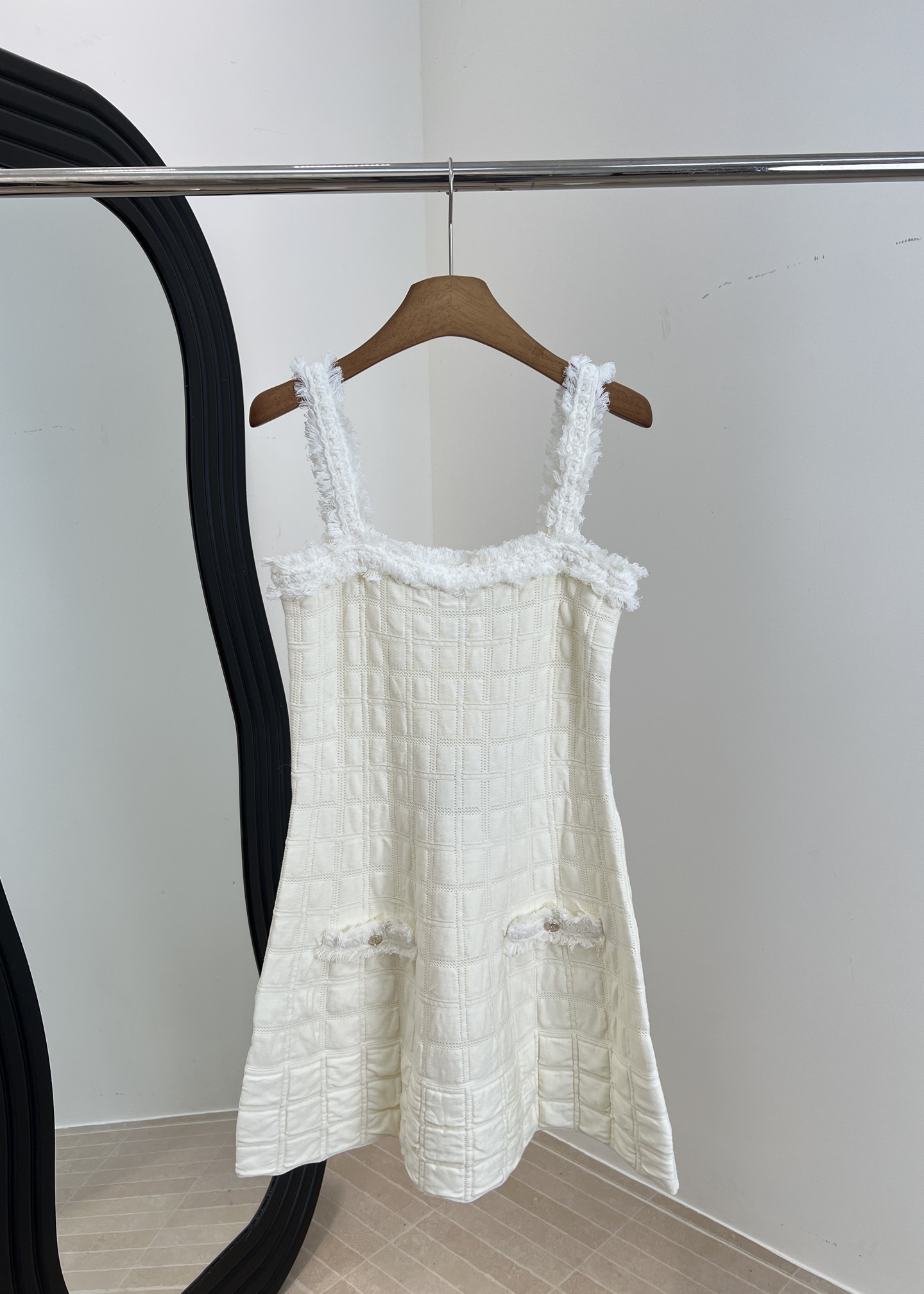 NO:566030,ChaneI Xiaoxiang's new autumn and winter style silk plaid sundress, silk-cotton knitted fabric, soft plush suspenders and collar, can be worn with a cardigan, contoured hem to modify the waistline, elastic slim fit, casual fit, size S M L,,chanel,skirts,real silk,alexander wang19860909ChaneI 小香秋冬新款 丝绸格纹背心裙、真丝混棉针织面料、柔软毛绒吊带和领边、可搭配开衫穿着、廓形下摆修饰腰线、弹力修身版型、休闲版型 码数S M L,,chanel,skirts,real silk,alexander wang,Women's clothing