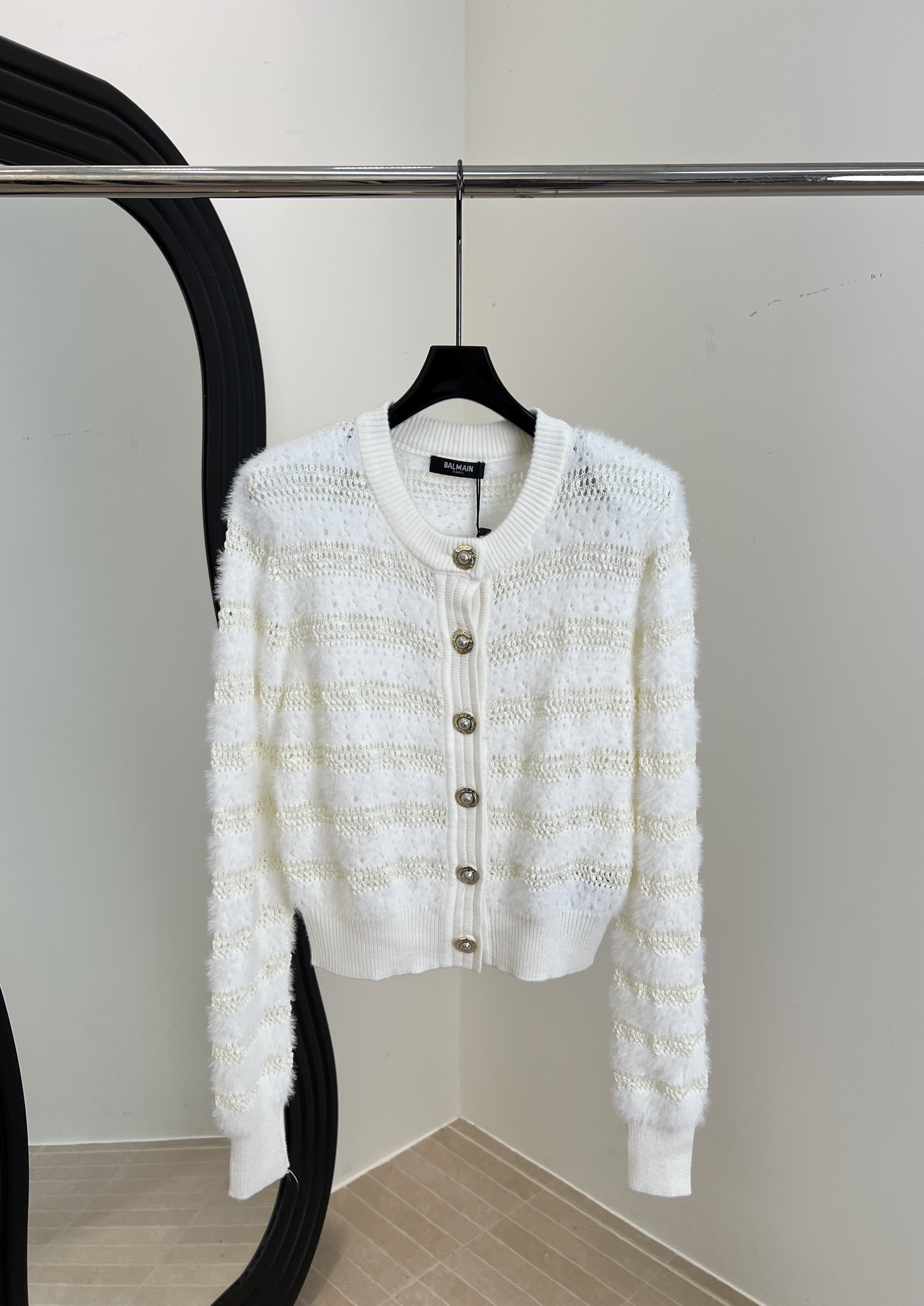 NO:566035,Balmain Balmain new autumn and winter white hollow knitted cardigan, using fine knitting technology, wool fabric is soft and elastic, metal buttons are embellished with ultra-fine, casual fit, size S M L,, balmain, balmain, alexander wang19860909Balmain 巴尔曼 秋冬新款 白色镂空针织开衫,采用细腻针织工艺、羊毛的面料柔软有弹性、金属纽扣点缀超精致、休闲版型 码数S M L,,balmain,balmain,alexander wang,Women's clothing