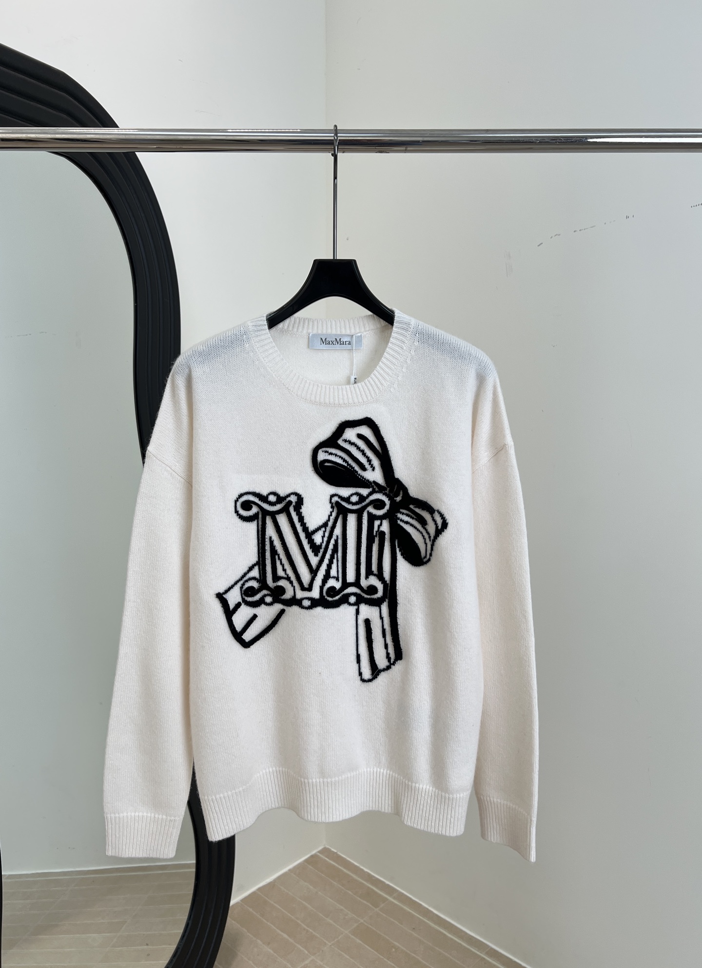 NO:566044,Max Mara's new autumn and winter bow jacquard wool knit top, black letter M with bow jacquard, wool fabric material, easy to control for commuting and leisure, casual version, size SML,, alexander wang19860909Max Mara 秋冬新款 蝴蝶结提花羊毛针织上衣、黑色字母M配蝴蝶结提花、羊毛面料材质、通勤休闲都能轻松驾驭、休闲版型 码数SML,,alexander wang,Women's clothing