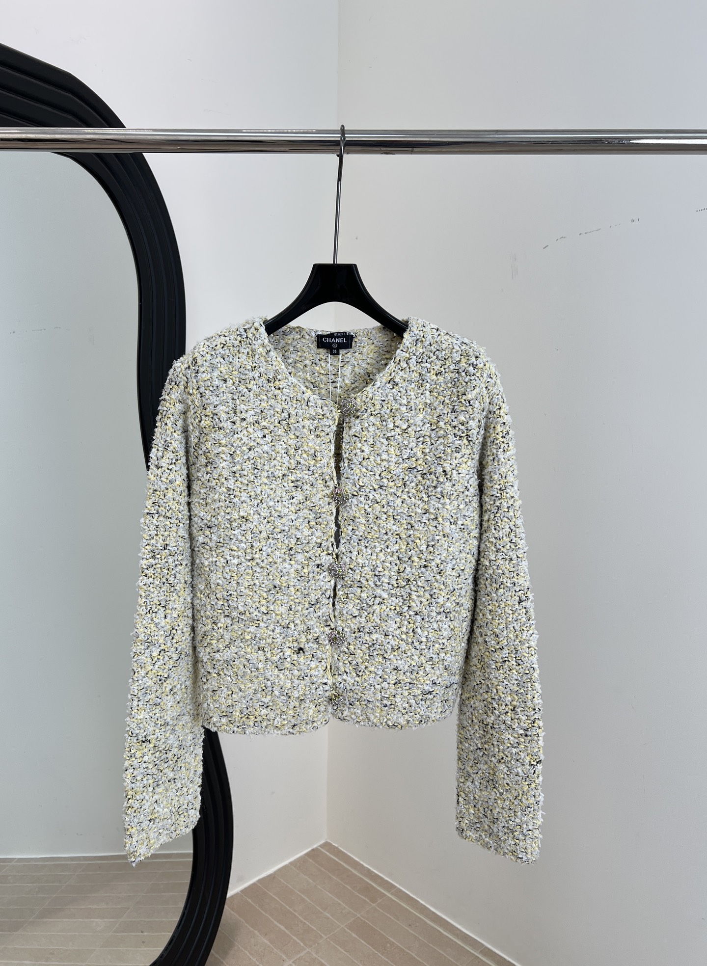 NO:566056,ChaneI Xiaoxiang autumn and winter new style tweed knitted cardigan, customized tweed fabric, colorful combination of custom-woven yarns, small diamond buttons embellishment on the neckline, exquisite knitting workshop series, casual version code number SML,,chanel,alexander wang19860909ChaneI 小香 秋冬新款 粗花呢针织开衫、定制粗花呢面料、定织纱线多彩搭配、小钻扣点缀领口、精致编织手工坊系列、休闲版型 码数SML,,chanel,alexander wang,Women's clothing