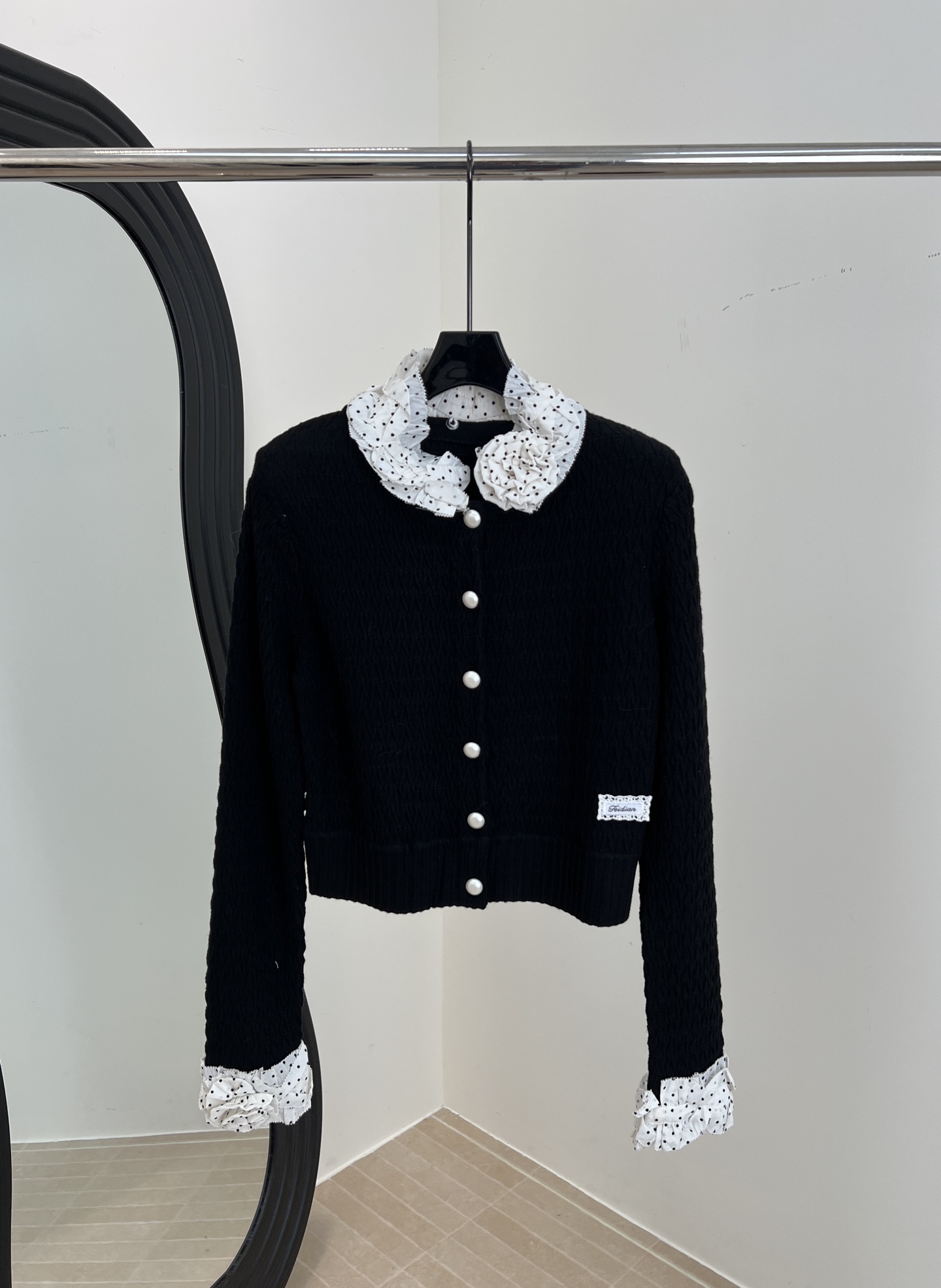 NO:566077,LeFame's new autumn and winter style polka dot lotus leaf collar knitted cardigan, full of French retro style, white polka dot lotus leaf collar + pearl buttons, cuffs full of polka dot lace details, casual fit, size S M L,,alexander wang19860909LeFame 拉飞姆 秋冬新款 波点荷叶领针织开衫、法式复古风满满、白色波点荷叶领+珍珠扣、袖口波点花边细节感拉满、休闲版型 码数S M L,,alexander wang,Women's clothing