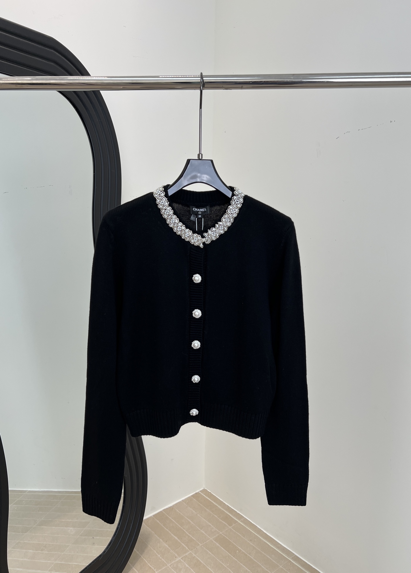 NO:566059,ChaneI Xiaoxiang autumn and winter new style beaded knitted cardigan, heavy beading + pearl buttons on the neck, wool soft knitted fabric, right shoulder design shoulder cotton, casual fit size S M L,,chanel,alexander wang19860909ChaneI 小香 秋冬新款 钉珠针织开衫、领口重工钉珠+珍珠纽扣、羊毛柔软针织面料、正肩设计肩棉、休闲版型 码数S M L,,chanel,alexander wang,Women's clothing