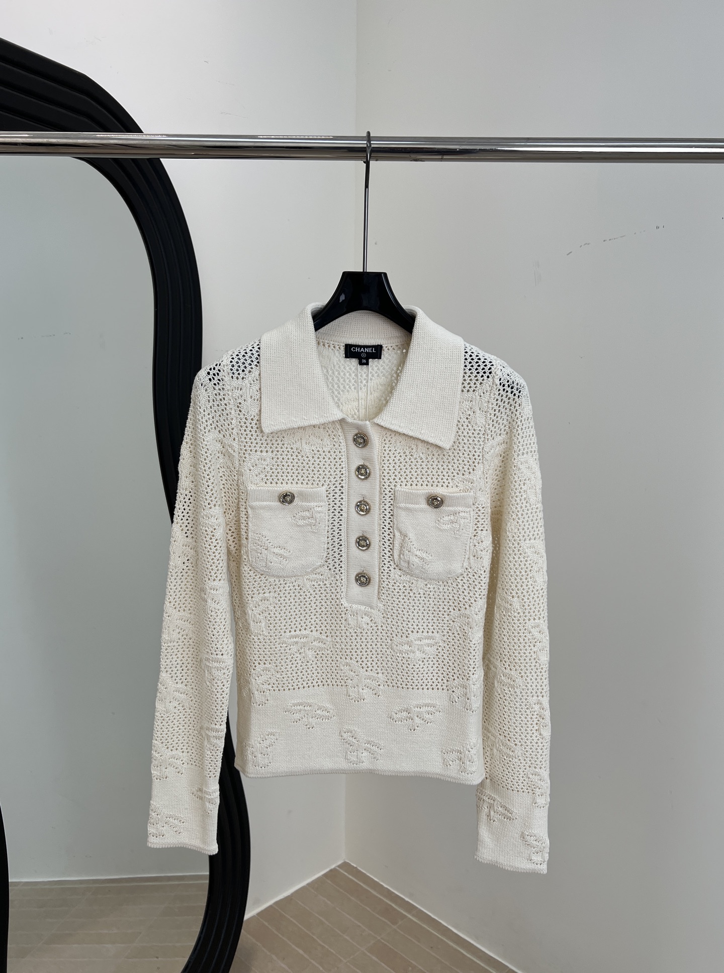 NO:566064,ChaneI Xiaoxiang new autumn and winter style hollow jacquard sweater, made of imported Egyptian cotton fabric, custom weaving and dyeing process, hollow bow jacquard pattern, lapel collar button closure, elastic slim fit, size S M L,,chanel,sweaters,alexander wang19860909ChaneI 小香 秋冬新款 镂空提花毛衣、进口埃及棉面料制作、定织定染工艺、镂空蝴蝶结提花图案、翻领领口 纽扣开合、弹力修身版型 码数S M L,,chanel,sweaters,alexander wang,Women's clothing