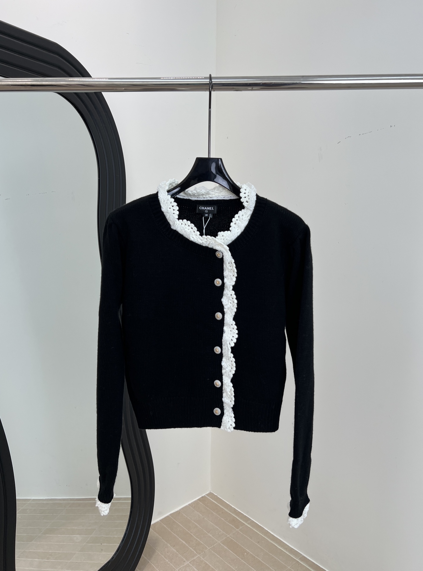 NO:566067,ChaneI Xiaoxiang autumn and winter new style lace knitted cardigan, contrasting lace pearl buttons, wool soft knitted fabric, warm and elegant, casual version size S M L,,chanel,alexander wang19860909ChaneI 小香 秋冬新款 花边针织开衫、撞色花边珍珠纽扣、羊毛柔软针织面料、保暖又显气质、休闲版型 码数S M L,,chanel,alexander wang,Women's clothing