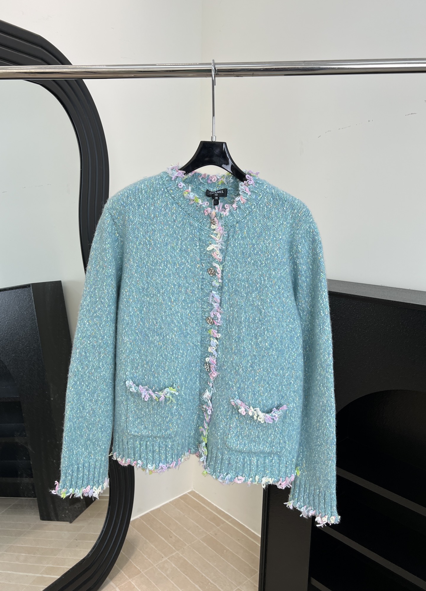 NO:566072,Chanel Xiaoxiang Autumn and winter new style navy wool cardigan, embellished with floral tassels on the edge, full of elegant retro feel, light blue tone super white, soft wool fabric material + fine weaving, casual fit, size S M L,,chanel,alexander wang19860909Chanel 小香 秋冬新款 海蓝羊毛绒开衫、边缘花卉流苏点缀、优雅复古感满满、淡蓝色调超显白、羊毛面料柔软材质+细腻编织、休闲版型 码数S M L,,chanel,alexander wang,Women's clothing