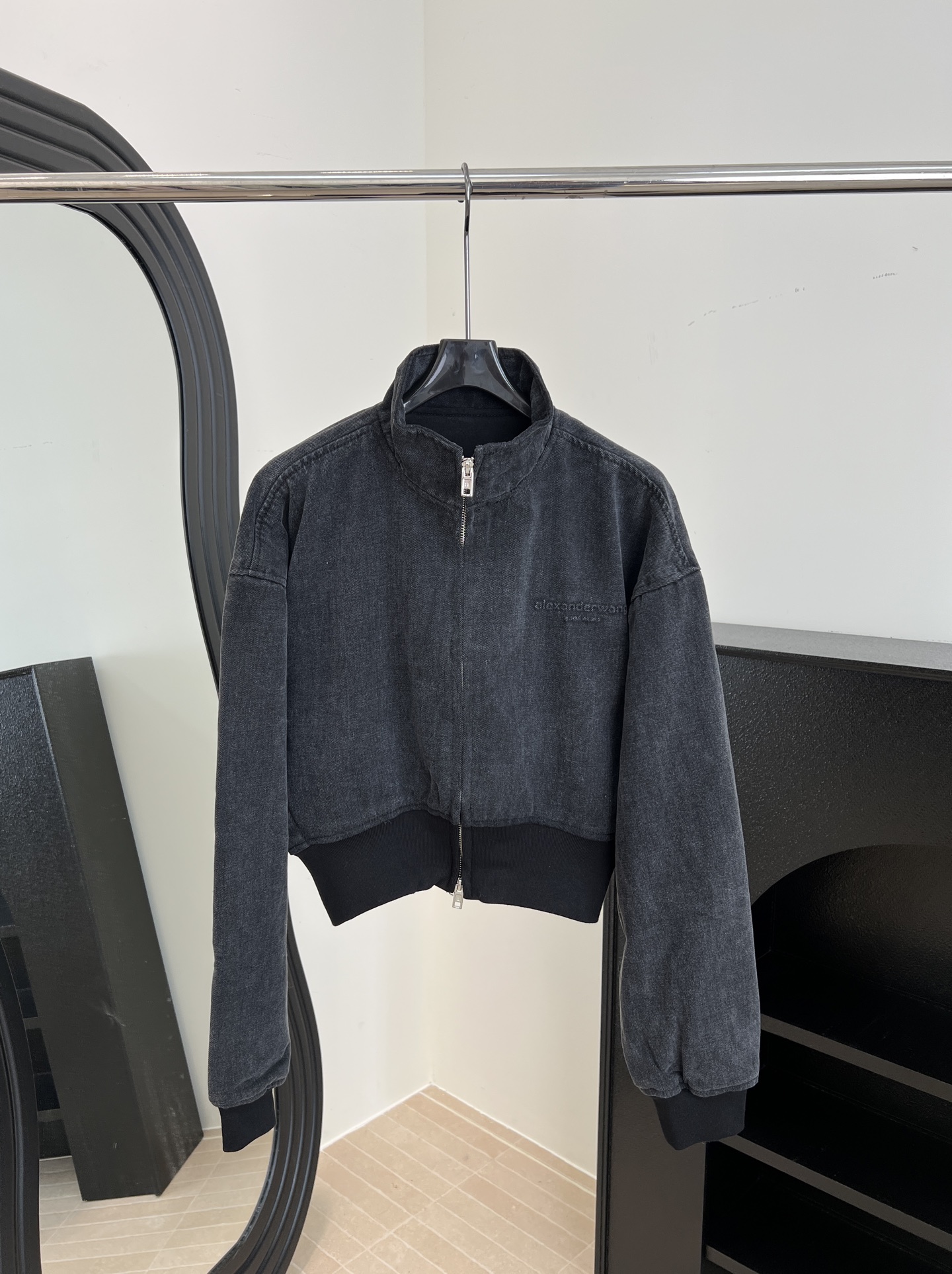 NO:566102,Alexander Wang Alexander Wang's new autumn and winter style denim short jacket, heavy washed denim, zipper closure + elastic cuffs, short design with super waistline, simple and layered, casual fit, size S M L,,alexander wang,jackets & coats,jackets & coats,alexander wang19860909Alexander Wang 亚历山大王 秋冬新款 牛仔短款夹克外套、重工水洗牛仔布、拉链开合+松紧袖口、短款设计超显腰线、简约又有层次感、休闲版型 码数S M L,,alexander wang,jackets & coats,jackets & coats,alexander wang,Women's clothing