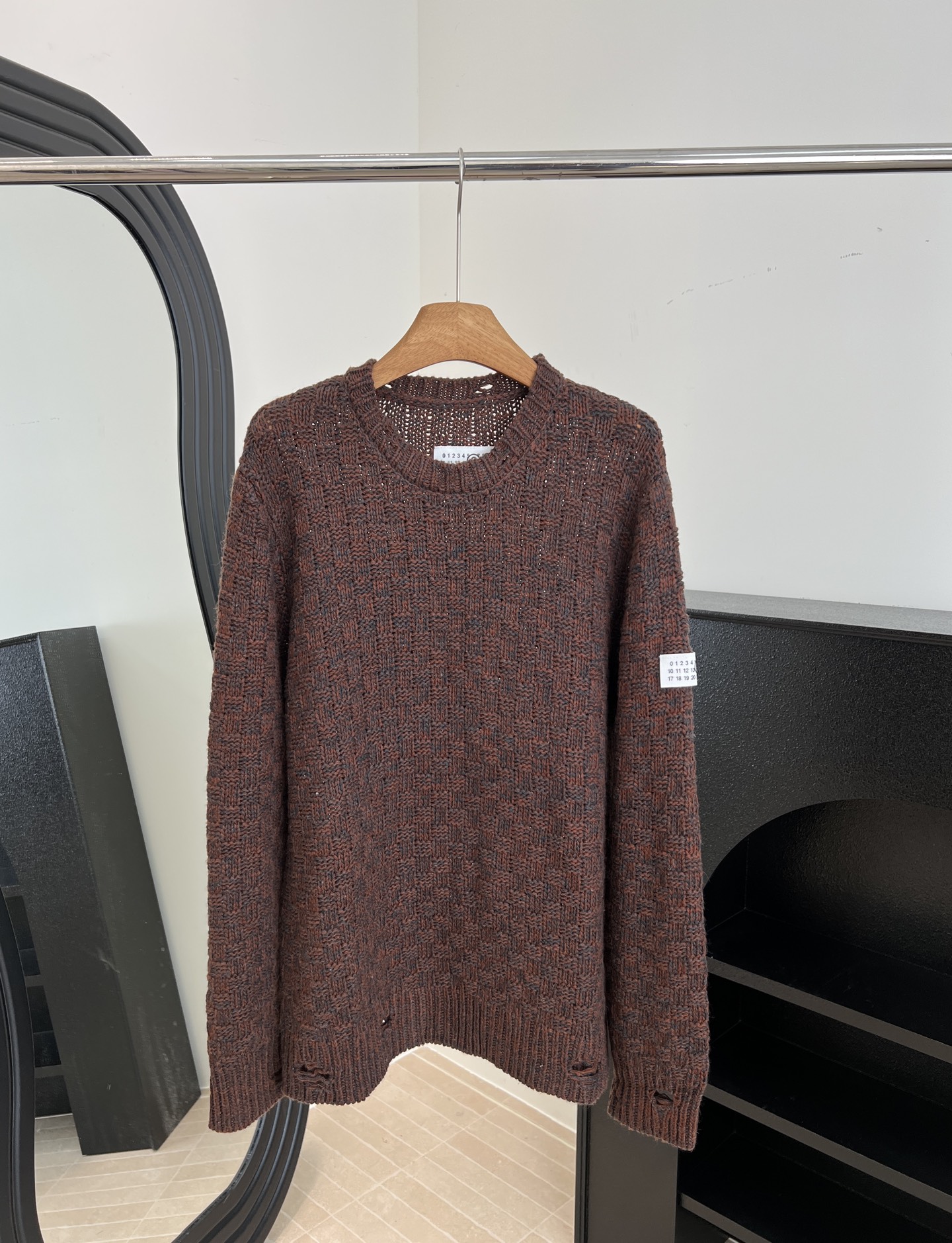 NO:566052,MM6 Margiela new style for autumn and winter. Brown thick knitted sweater, classic thick knitted texture + simple round neck, ribbed cuffs and hem, brand woven logo on the right shoulder, low-key yet recognizable, loose fit, same style for men and women. Size S M L, masion margiela, masion margiela, sweaters, alexander wang19860909MM6 马吉拉 秋冬新款 棕色粗针针织毛衣、经典粗针织纹理+简约圆领、袖口和下摆罗纹收口、右肩有品牌织标,低调又有辦识度、宽松版型、男女同款 码数S M L,,masion margiela,masion margiela,sweaters,alexander wang,Women's clothing