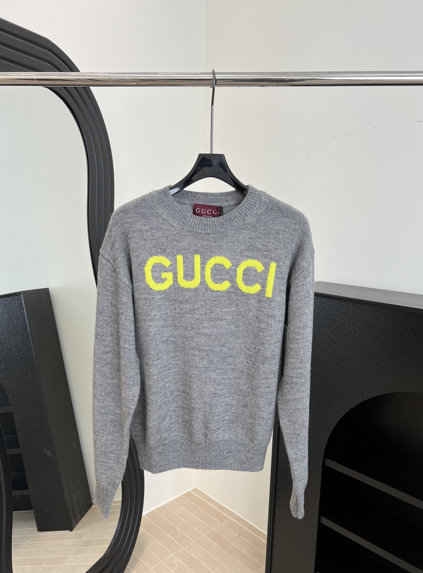 NO:566082,Gucci new autumn and winter style gray wool knitted sweater, soft wool blended material, lemon yellow GUCCI letters on the chest, contrasting color design is super eye-catching, floral gray base is versatile and high-end, can be worn alone or layered, casual fit size S M L,,gucci,sweaters,alexander wang19860909Gucci 秋冬新款 灰色羊毛针织毛衣、羊毛柔软混纺材质、胸前柠檬黄GUCCI字母、撞色设计超吸睛、花灰色基底百搭又高级、单穿或内搭都很OK、休闲版型 码数S M L,,gucci,sweaters,alexander wang,Women's clothing