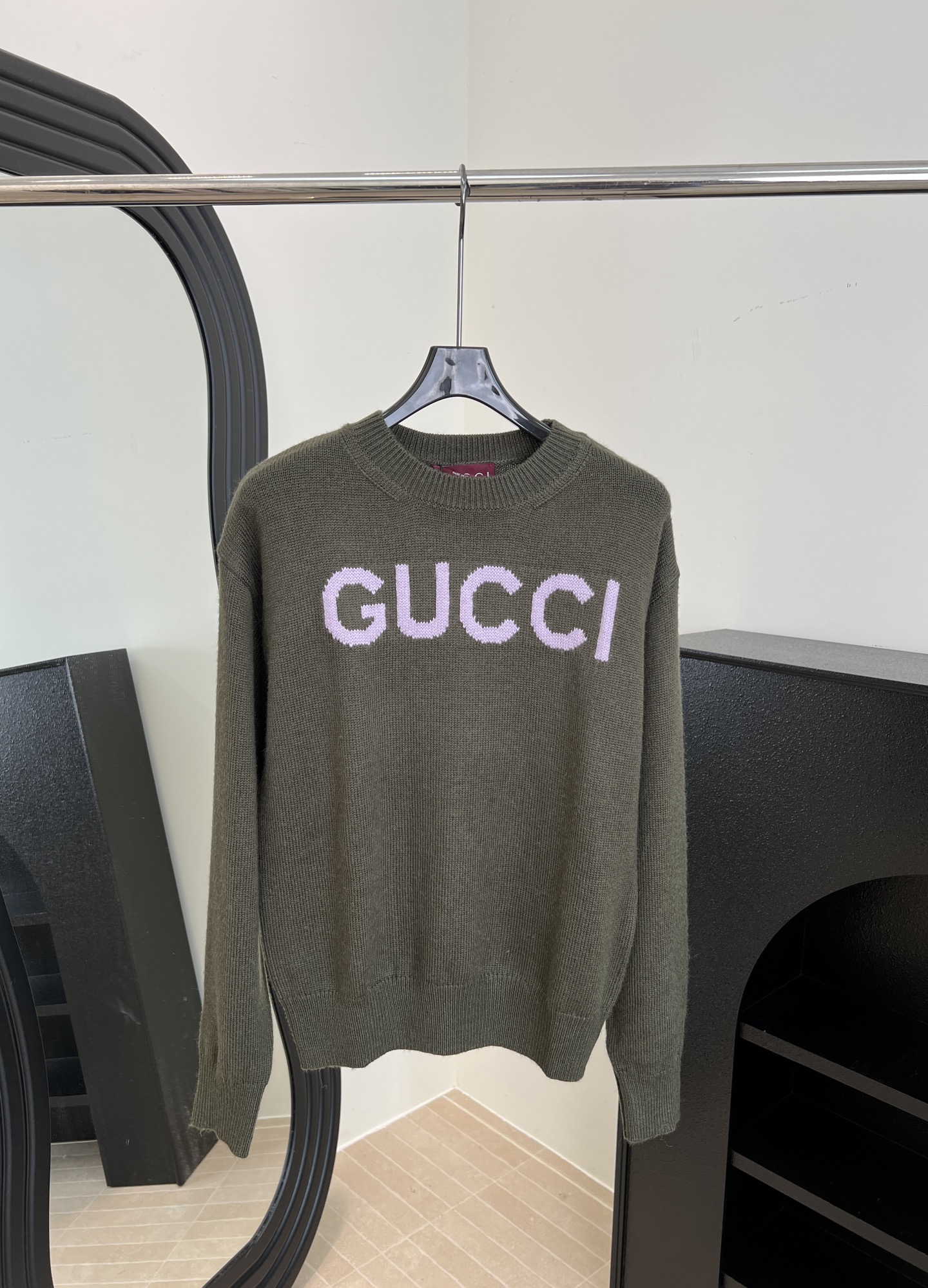 NO:566086,Gucci new autumn and winter style gray wool knitted sweater, soft wool blended material, purple GUCCI letters on the chest, contrasting color design is super eye-catching, floral gray base is versatile and high-end, can be worn alone or layered, casual fit size S M L,,gucci,sweaters,alexander wang19860909Gucci 秋冬新款 灰色羊毛针织毛衣、羊毛柔软混纺材质、胸前紫色GUCCI字母、撞色设计超吸睛、花灰色基底百搭又高级、单穿或内搭都很OK、休闲版型 码数S M L,,gucci,sweaters,alexander wang,Women's clothing