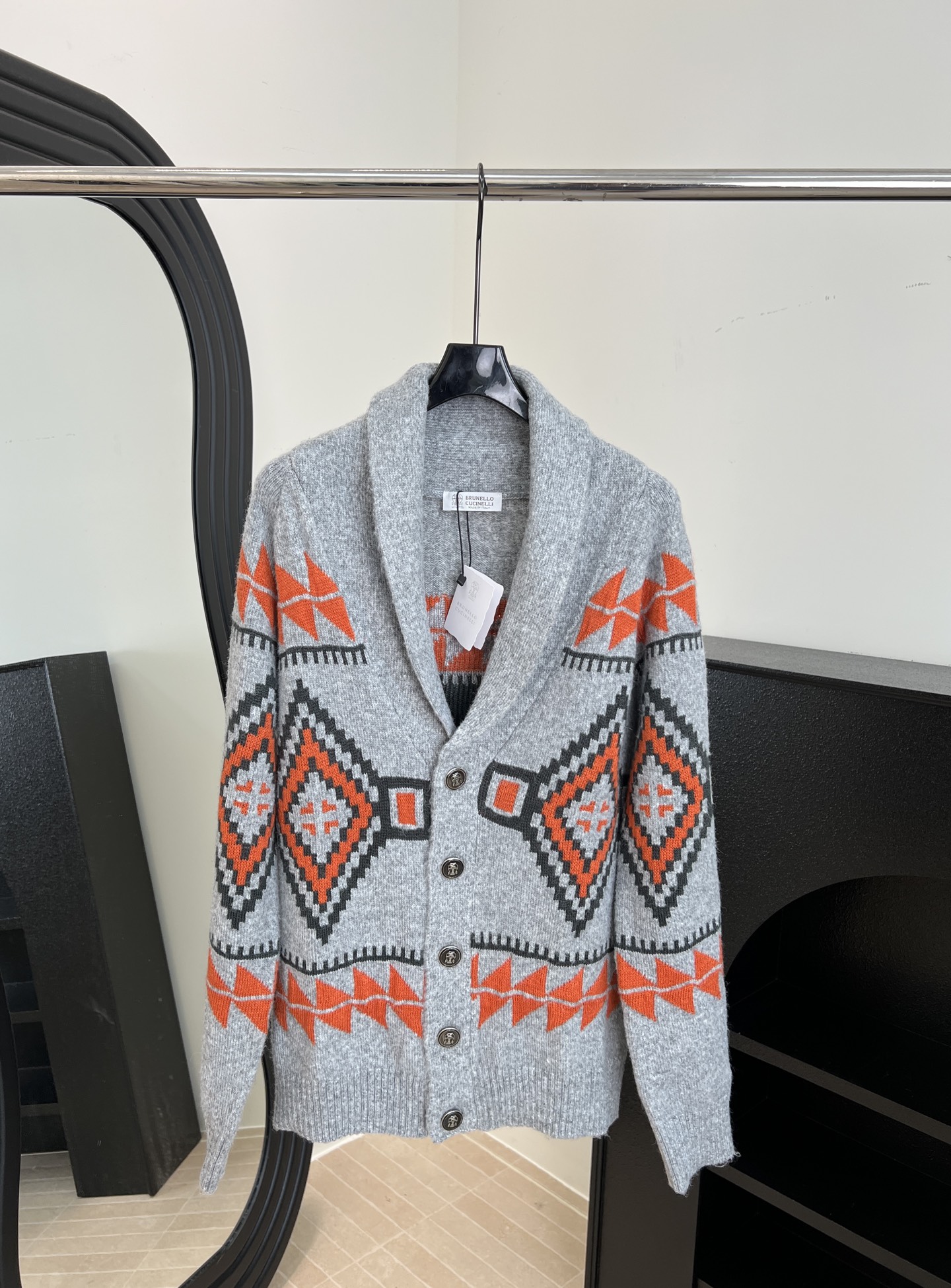 NO:566089,Brunello Cucinelli BC new autumn and winter geometric jacquard knitted cardigan, geometric jacquard design, off-white base with orange and black patterns, front button design, matched with simple trousers or skirts, easy to get 'old money style' outfit, loose fit, size S M L,, brunello cucinelli, skirts, alexander wang19860909Brunello Cucinelli BC秋冬新款 几何提花针织开衫、几何提花设计米白底配橙黑图案、正面开扣设计、搭配简约裤装或裙装、轻松get”老钱风”穿搭、宽松版型 码数S M L,,brunello cucinelli,skirts,alexander wang,Women's clothing