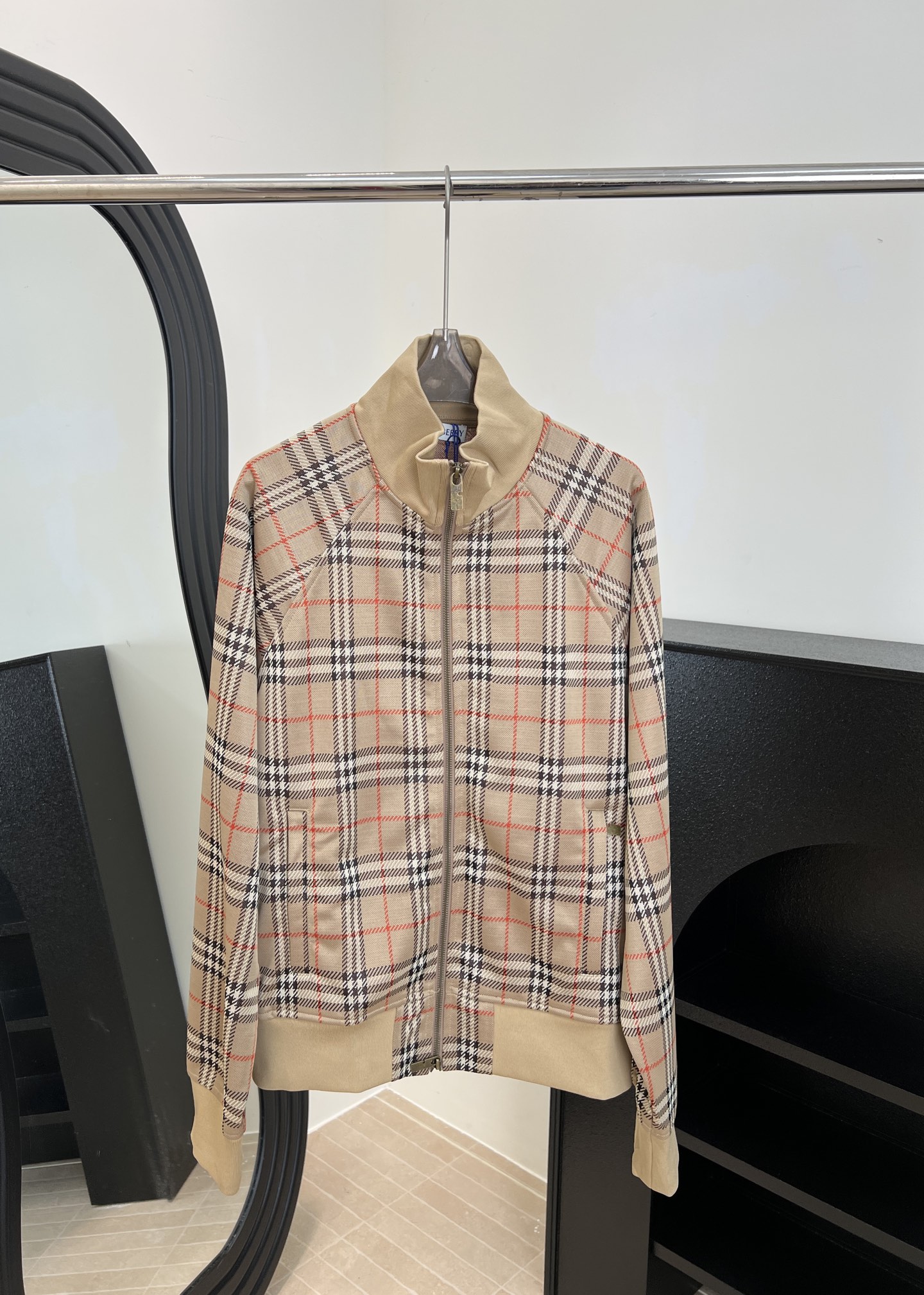 NO:568085,Men's Burberry autumn and winter new style woolen stand-collar long-sleeved jacket, knitted blended fabric, classic plaid design, checkered tailoring to maintain three-dimensionality, metal zipper placket, rib knitted collar, simple design style, casual fit, size S M L XL,,burberry,jackets & coats,alexander wang19860909男款 Burberry 秋冬新款 毛织立领长袖外套、针织混纺面料、经典格纹相间设计、对格剪裁保持立体性、金属拉链开合门襟、罗纹针织衣领、简约设计风格 不挑人穿、休闲版型 码数S M L XL,,burberry,jackets & coats,alexander wang,Women's clothing