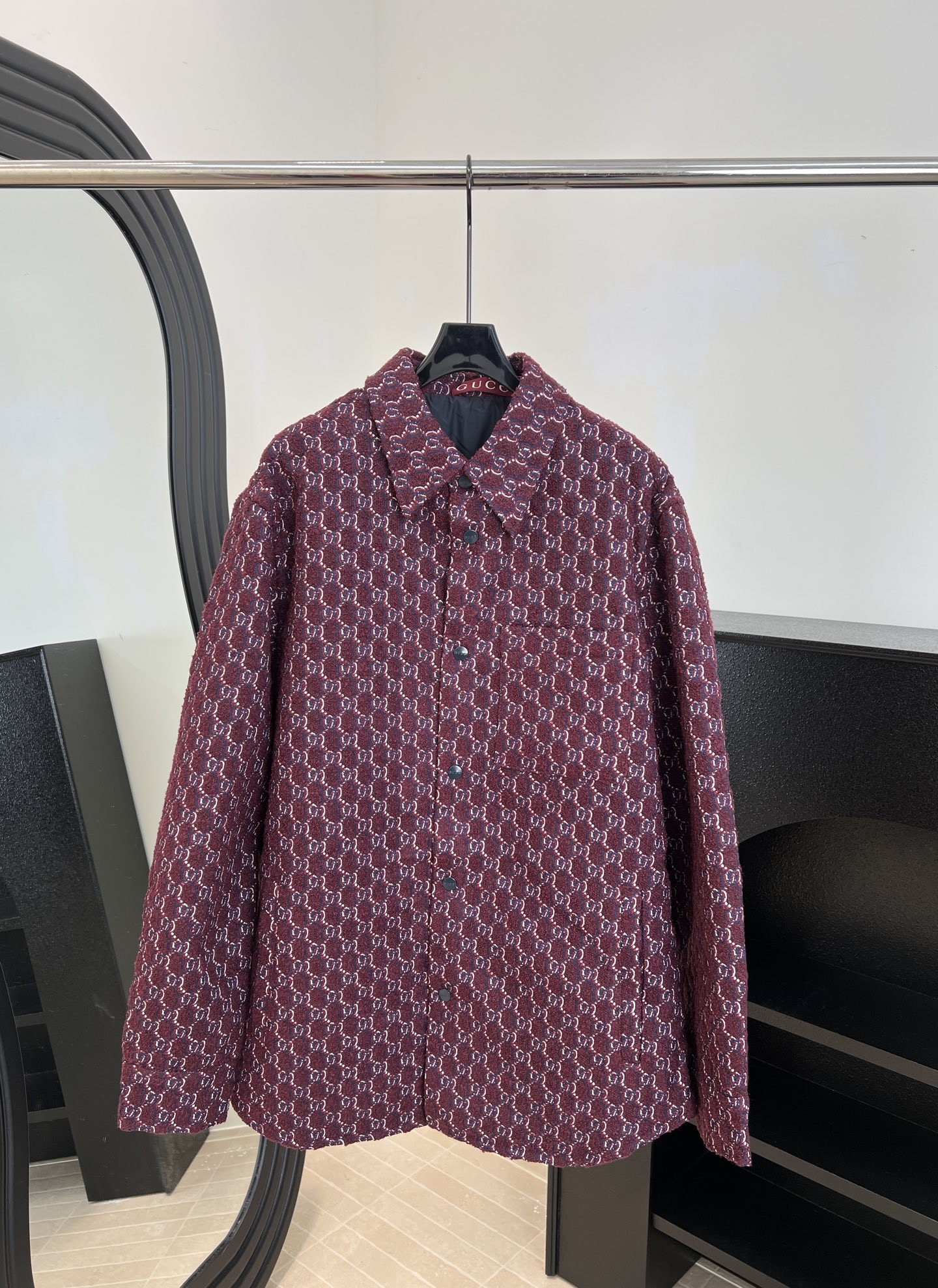 NO:568090,Men's Gucci new autumn and winter style, lapel plaid long-sleeved cotton coat, classic Angora red horsebit shirt style, 80 wool + polyester fiber blend, soft and textured, engraved buttons and snap placket, sharp pointed collar design, black silk lining, loose fit, size S M L XL,,gucci,jackets & coats,shirts,alexander wang19860909男款 Gucci 秋冬新款 翻领格纹长袖棉衣外套、经典安哥拉红马衔扣衬衫款式、80羊毛+聚酯纤维混纺 柔软有质感、刻字纽扣按扣开合门襟、尖领利落设计、黑色丝质内里里布、宽松版型 码数S M L XL,,gucci,jackets & coats,shirts,alexander wang,Women's clothing