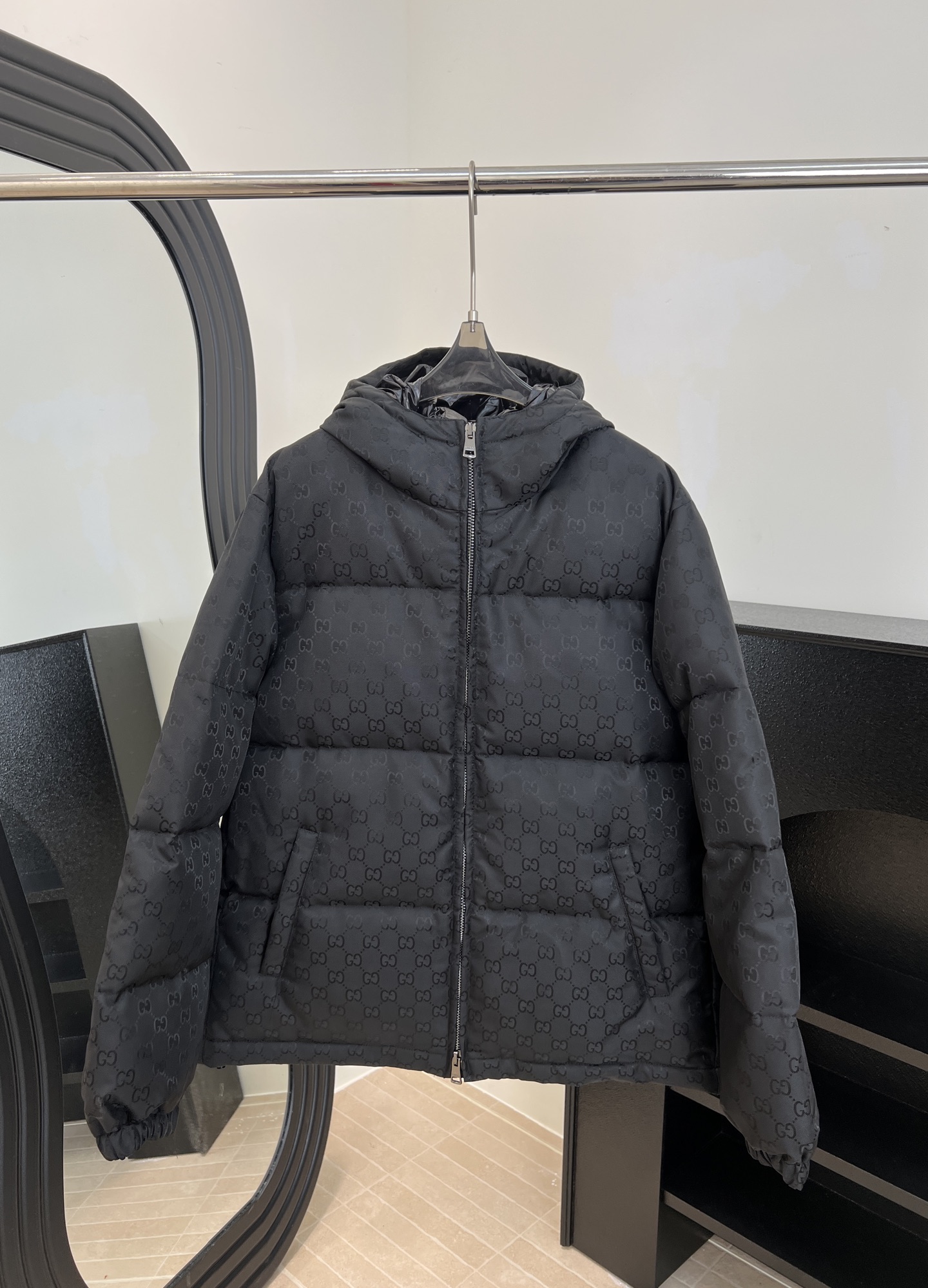 NO:568094,Comes with dust bag, men's Gucci new autumn and winter GG pattern down jacket, black GG pattern is super recognizable, 90% duck down, windproof fabric + high fill power down, hooded design + zipper pocket, loose fit, size S M L XL,,gucci,down jacket,hats,alexander wang19860909配防尘袋 男款 Gucci 秋冬新款 GG图案羽绒服、黑色GG图案超有辨识度、90的鸭绒、防风面料＋高蓬松度羽绒、连帽设计+拉链口袋、宽松版型 码数S M L XL,,gucci,down jacket,hats,alexander wang,Women's clothing