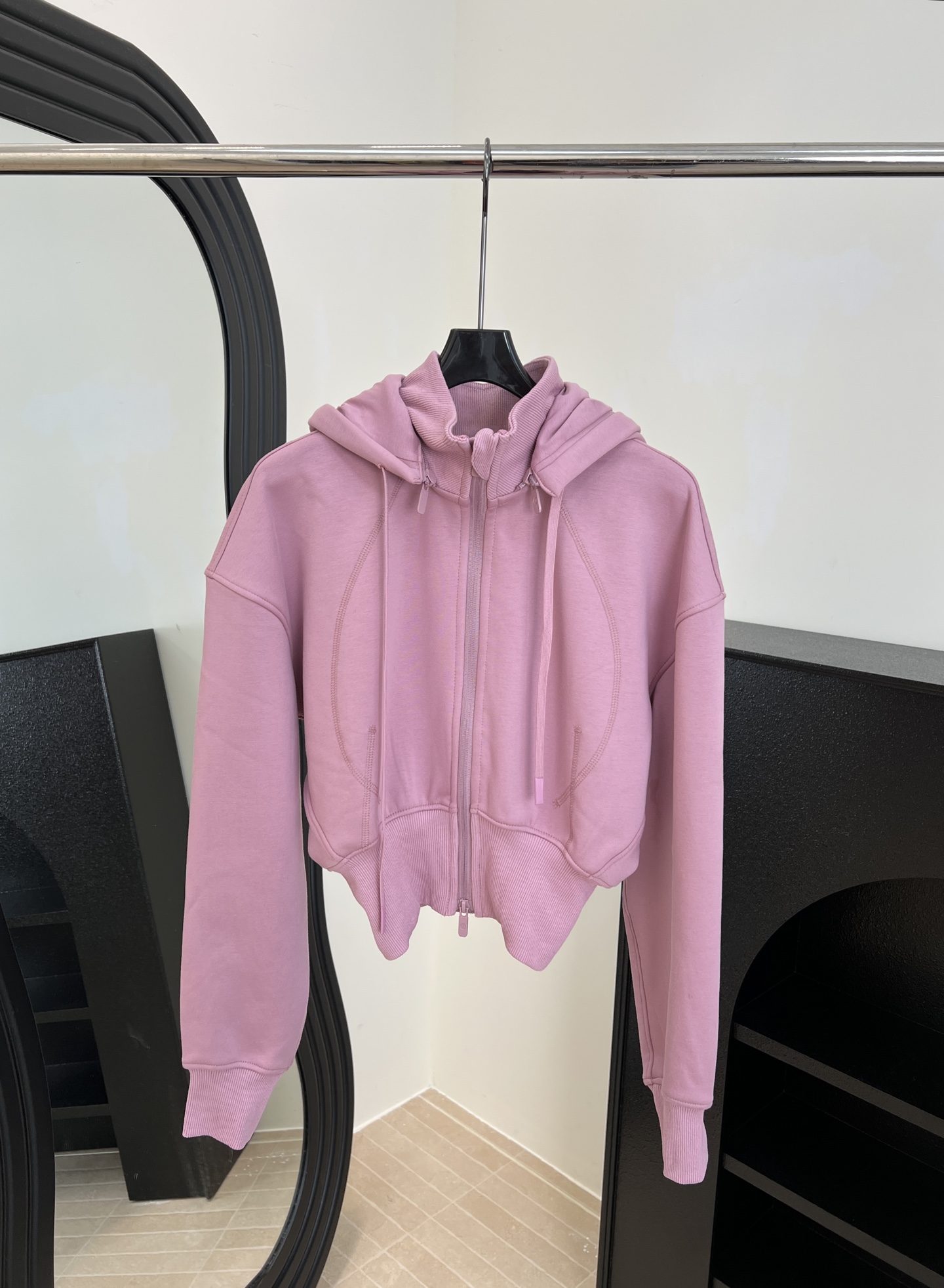 NO:568110,Lululemon Scuba new autumn and winter style short hooded sweatshirt, soft knitted fabric, hood + zipper design, letter embroidery on the sleeves, high waist cut to highlight body proportions, casual fit, size S M L,, hoodie, sweatshirts, hats, alexander wang19860909Lululemon Scuba 秋冬新款 短款连帽卫衣、柔软针织面料、连帽+拉链设计、袖子有字母刺绣、高腰收腰剪裁凸显身材比例、休闲版型 码数S M L,,hoodie,sweatshirts,hats,alexander wang,Women's clothing