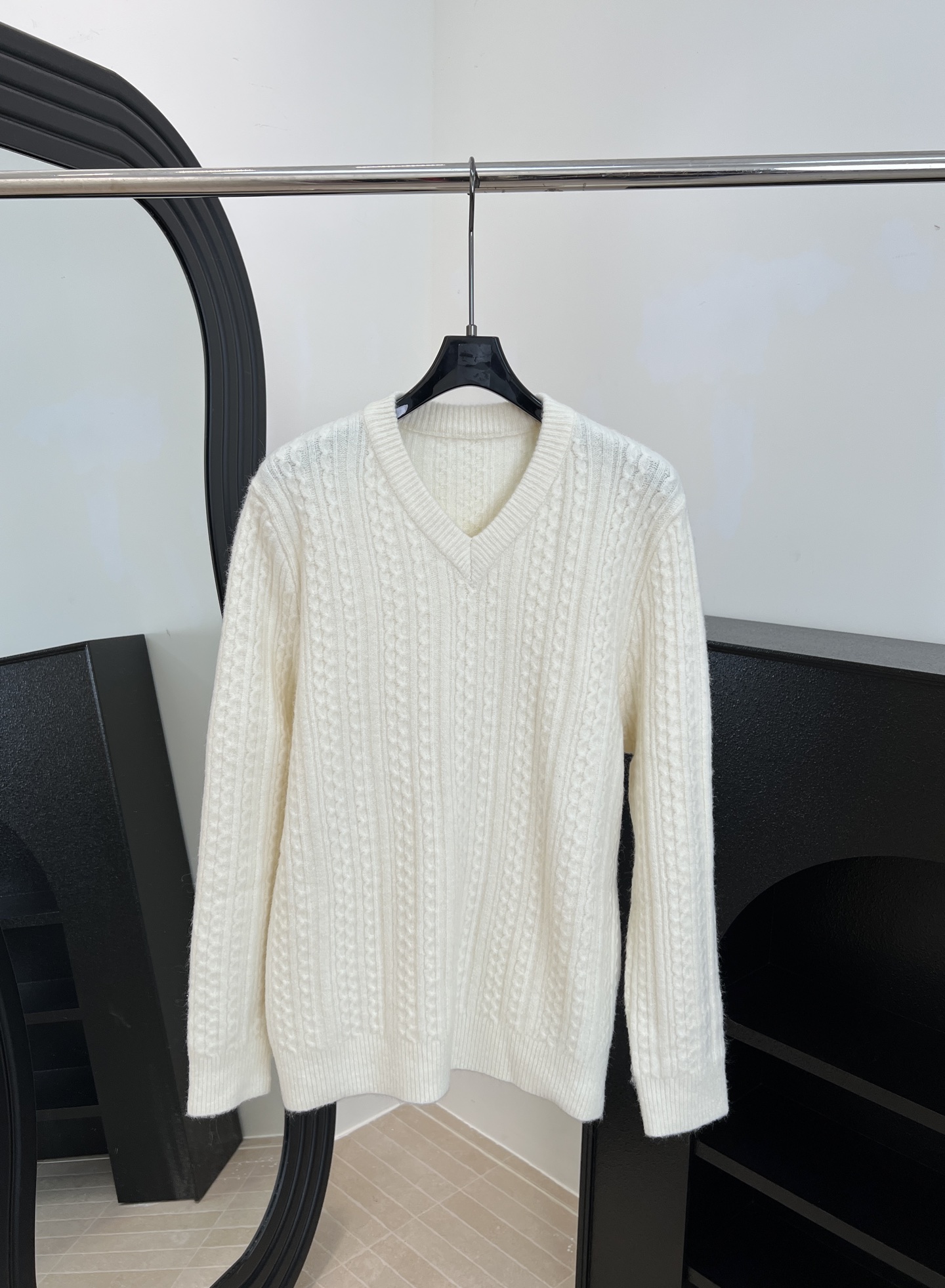 NO:568129,Maison Margiela MM6 new autumn and winter white twist knitted sweater, twist texture is full of details, soft material is super comfortable, V-neck + loose fit, size SML,,masion margiela,sweaters,alexander wang19860909Maison Margiela MM6秋冬新款 白色麻花针织毛衣、麻花纹理细节感十足、柔软材质超舒服、V领+宽松版型 码数SML,,masion margiela,sweaters,alexander wang,Women's clothing