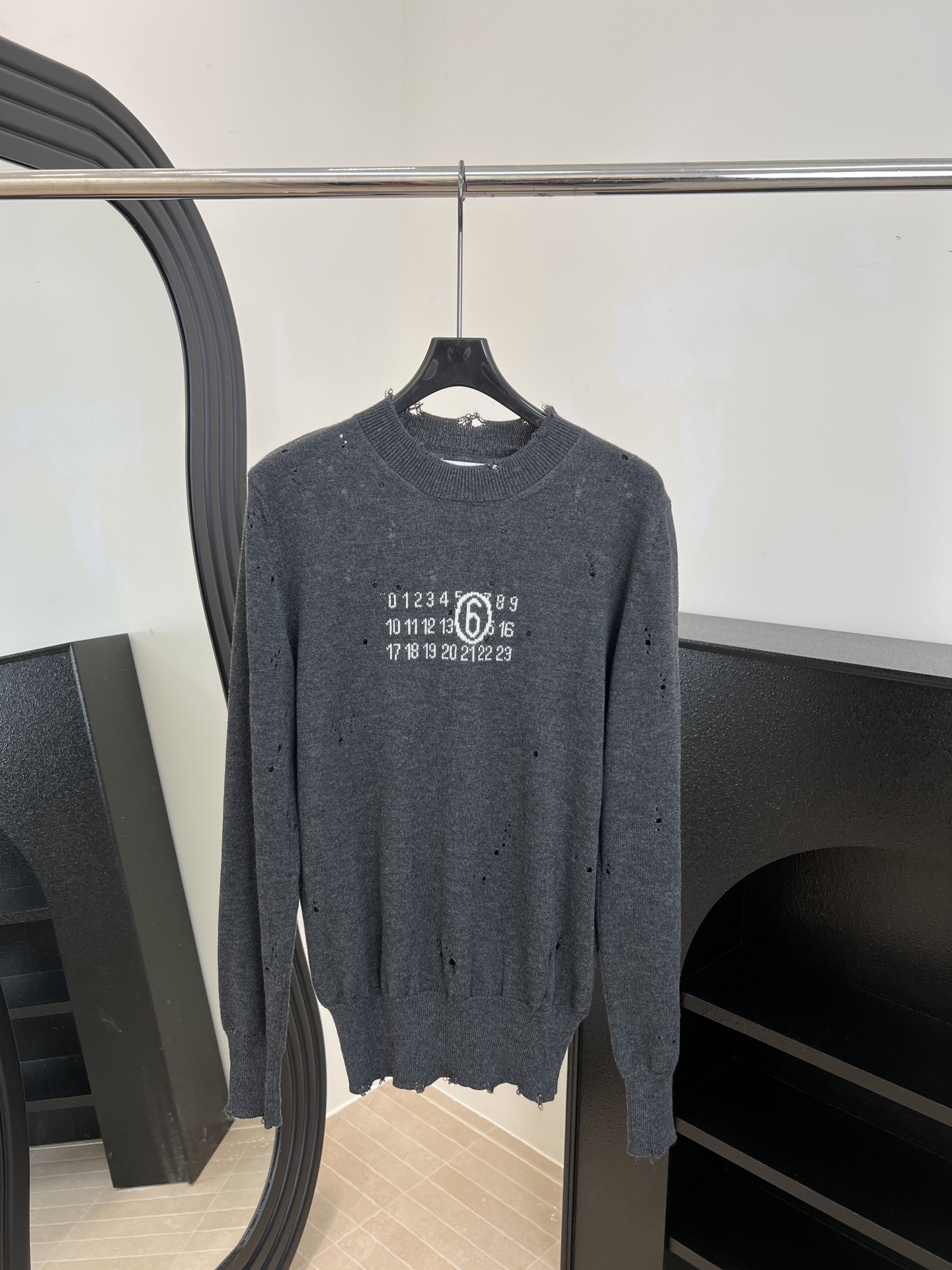 NO:568134,Maison Margiela MM6 new autumn and winter style, ripped knitted sweater, number embroidery on the chest, Japanese ripped design, casual and personalized, casual version, size S M L,,masion margiela,sweaters,alexander wang19860909Maison Margiela MM6 秋冬新款 破洞针织毛衣、胸前有数字刺绣、做|日破洞设计、随性又有个性、休闲版型 码数S M L,,masion margiela,sweaters,alexander wang,Women's clothing