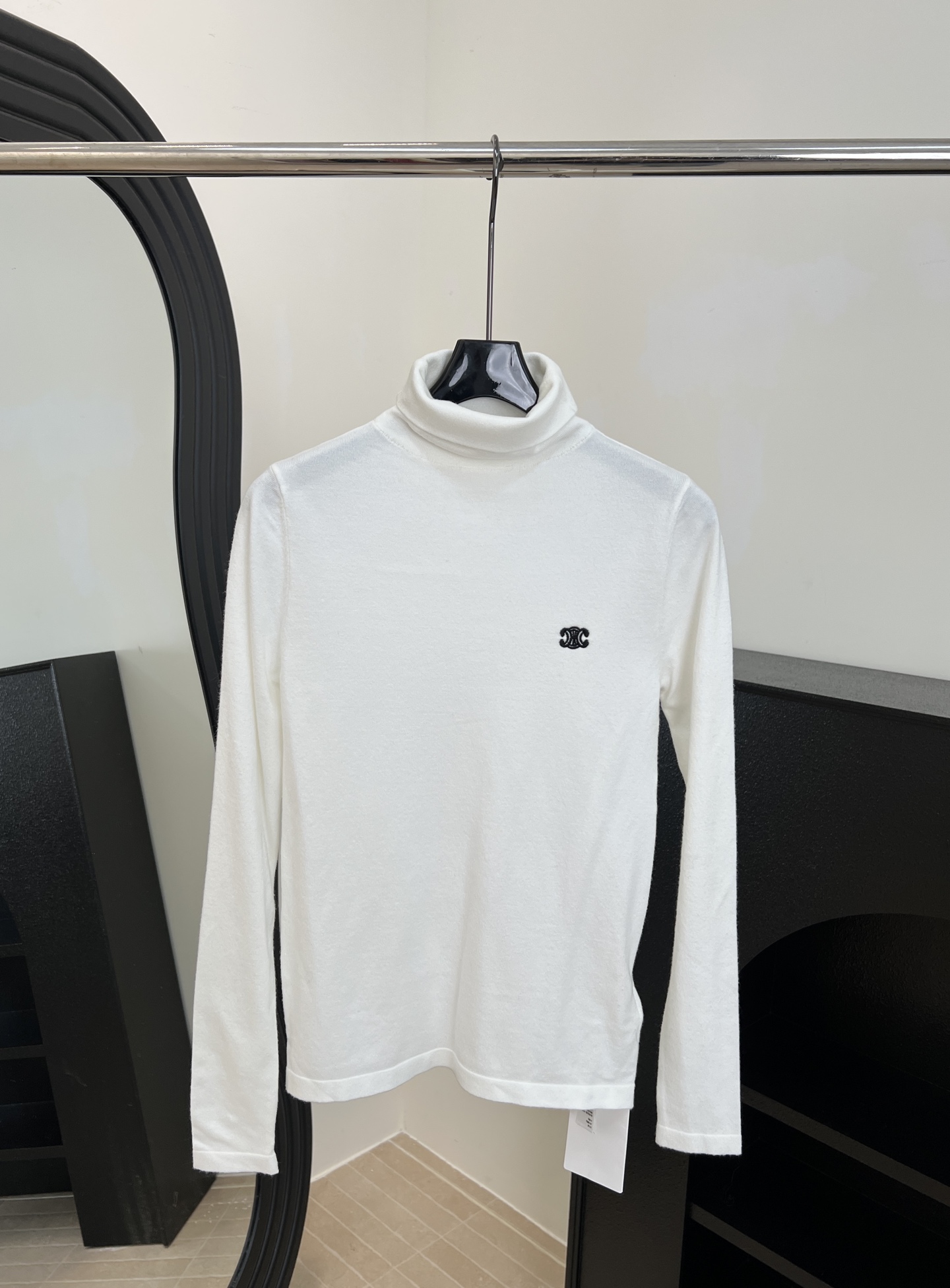 NO:568139,CELINE's new autumn and winter high-neck base shirt, high-neck design modifies the neck line, embroidered pattern logo on the chest is low-key and recognizable, high elasticity, classic white + soft knitted fabric, casual fit, size S M L,,celine,alexander wang19860909CELINE 秋冬新款 高领打底衫、高领设计修饰颈部线条,胸前刺绣图案标志低调有辨识度、弹力大、经典白色+柔软针织面料、休闲版型 码数S M L,,celine,alexander wang,Women's clothing