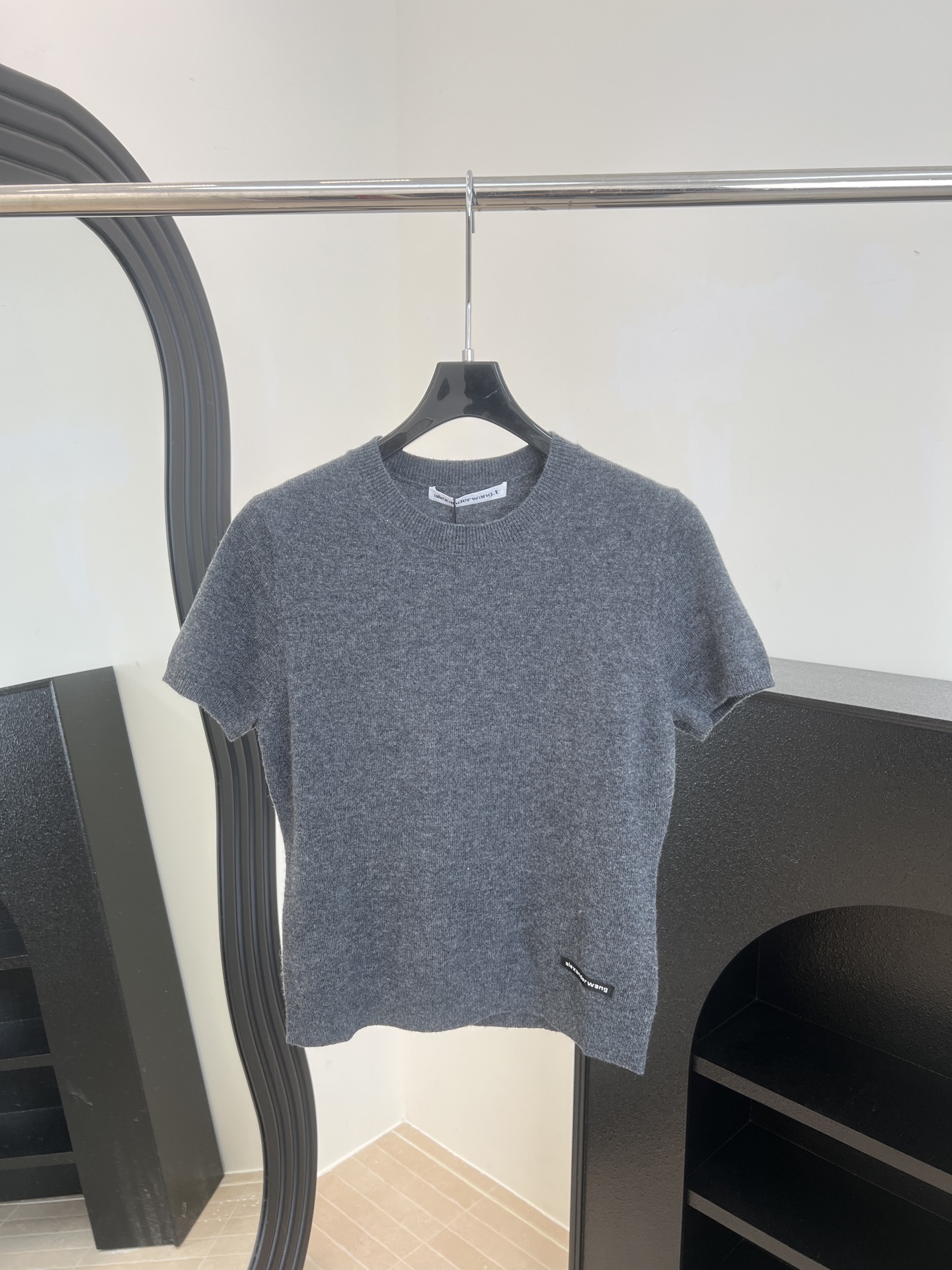 NO:568144,Alexander Wang's new autumn and winter style knitted wool short-sleeved T-shirt, sheep wool blended yarn, brand logo on the hem, versatile short-sleeved design, casual fit Size SML,,alexander wang,T-shirt,alexander wang19860909Alexander Wang 大王秋冬新款 针织羊毛短袖T、绵羊毛混纺纱线、下摆有品牌标识、短袖设计百搭、休闲版型 码数SML,,alexander wang,T-shirt,alexander wang,Women's clothing