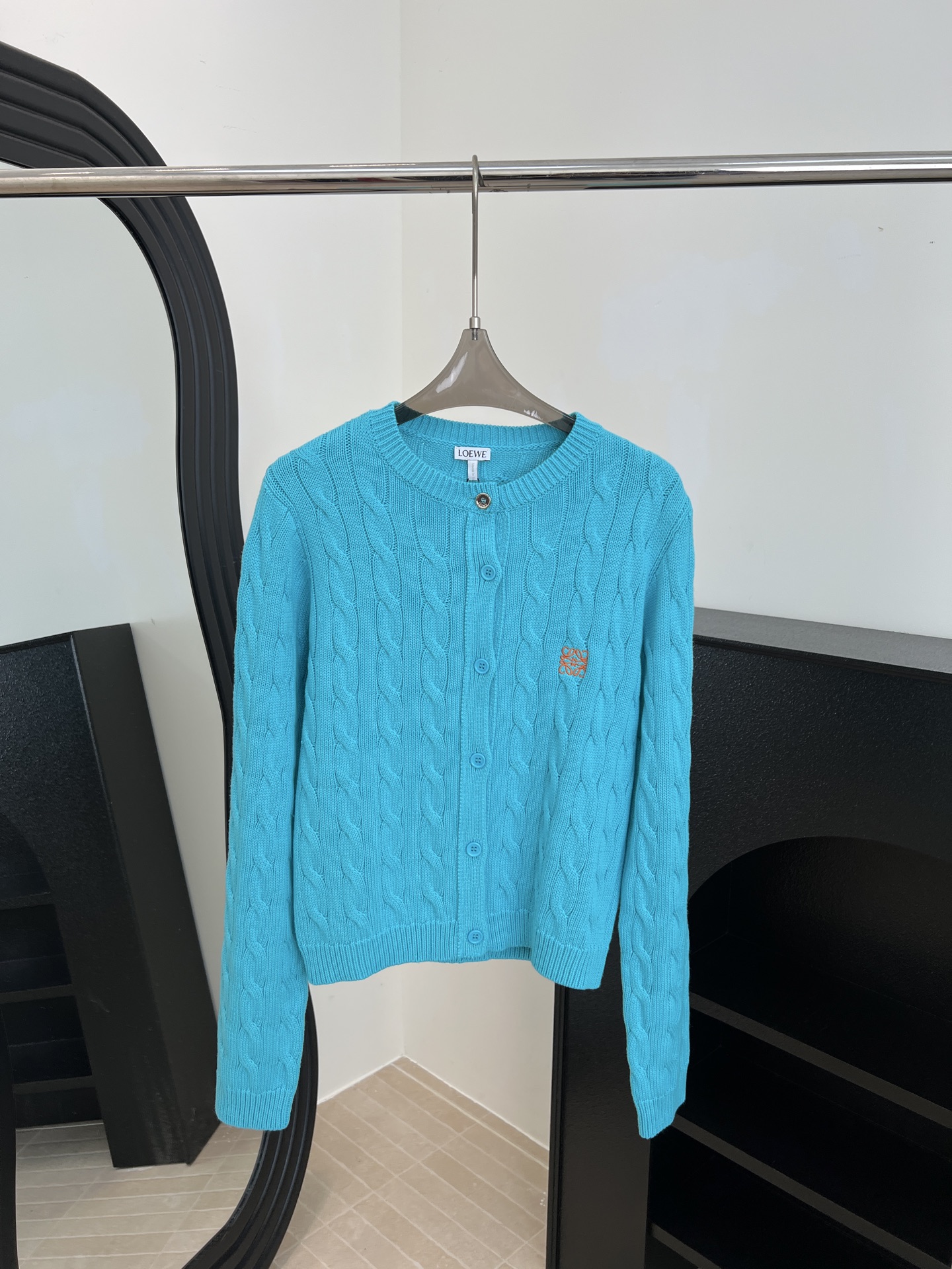 NO:568153,LOEWE's new autumn and winter style, lake blue knitted cardigan, twist texture is simple and detailed, cotton wool blend is soft and light, super comfortable to wear in autumn and winter, lake blue is white and fresh, casual version, size SML,,loewe,alexander wang19860909LOEWE 秋冬新款 湖蓝色针织开衫、麻花纹理简约又有细节感、棉羊毛混纺柔软轻盈、秋冬穿超舒服、湖蓝色显白又清新、休闲版型 码数SML,,loewe,alexander wang,Women's clothing