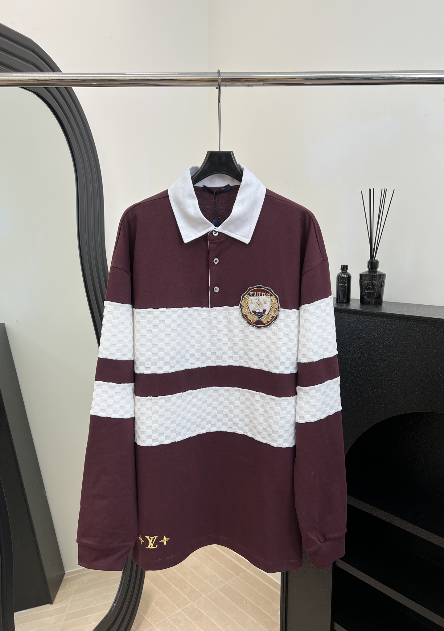 NO:587395,LouisVuitton Louis' new fall and winter style college-style long-sleeved Polo shirt, burgundy + white stitching classic stripe design, LV badge on the chest + golden logo details on the hem, full of retro college feel, casual version, same style for men and women, size S M L XL,, louis vuitton, louis vuitton, louis vuitton, alexander wang19860909LouisVuitton 路易 秋冬新款 学院风长袖Polo衫、酒红+白色拼接经典条纹设计、胸前LV徽章+下摆金色Logo细节处理、复古学院感满满、休闲版型,男女同款 码数S M L XL,,louis vuitton,louis vuitton,louis vuitton,alexander wang,Women's clothing