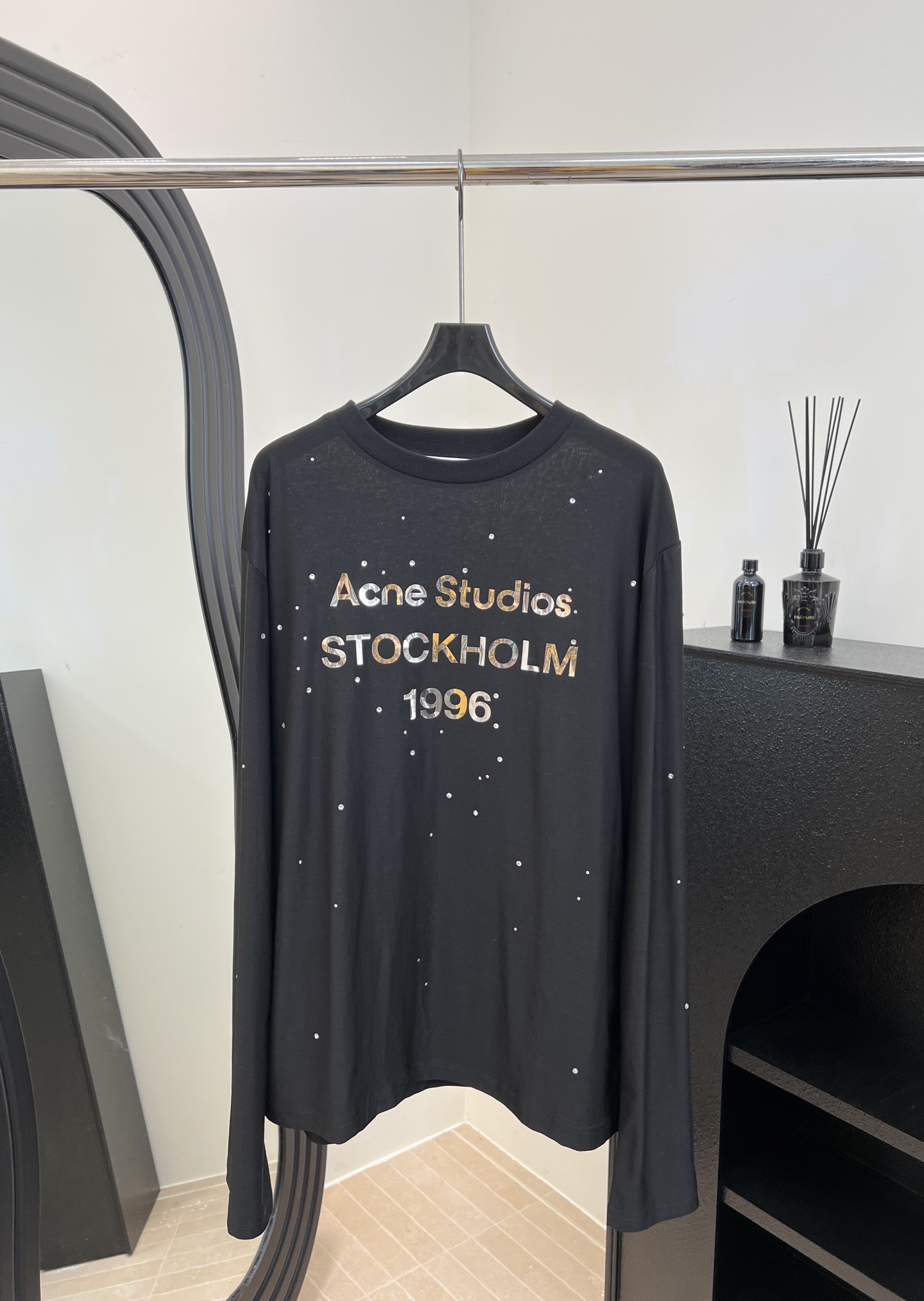 NO:587399,Acne Studios autumn and winter new style 1996 laser mirror hot-drilled long-sleeved T-shirt, 'Acne StudiosSTOCKHOLM 1996' laser words on the front, light and skin-friendly, good drape, loose fit, size S M L,,acne studios,dior,tees,t-shirt,alexander wang19860909Acne Studios 秋冬新款 1996镭射镜面烫钻长袖T恤、正面“Acne StudiosSTOCKHOLM 1996”镭射字样、轻薄亲肤,垂坠感好、宽松版型 码数S M L,,acne studios,dior,tees，t-shirt,alexander wang,Women's clothing