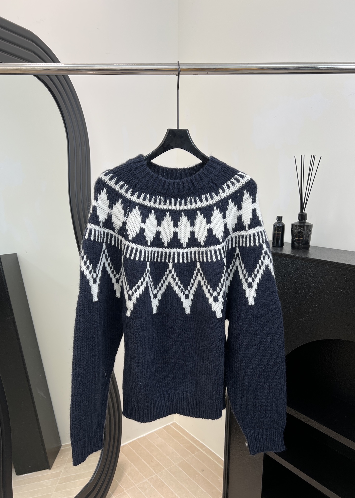 NO:590523,Dior's new autumn and winter Fair Isle knitted sweater, wool fabric material, dark blue + white geometric jacquard, full of retro college style, casual fit, size S M L,, dior, sweaters, alexander wang19860909Dior 秋冬新款 费尔岛针织毛衣、羊毛面料材质、深蓝+白色几何提花、复古学院风满满、休闲版型 码数S M L,,dior,sweaters,alexander wang,Women's clothing