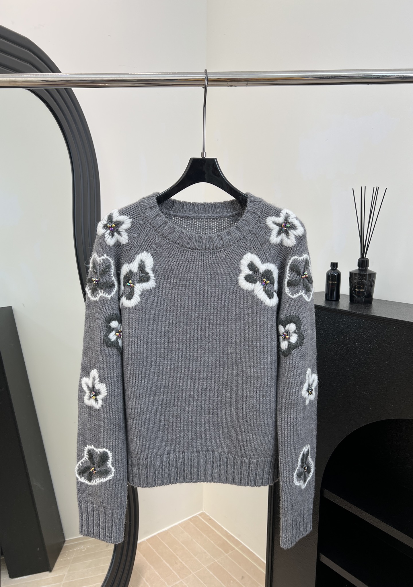 NO:590526,Brand autumn and winter new style gray knitted sweater with flower embroidery, retro and elegant three-dimensional flower embroidery, flower details + bead embellishment, exquisite and design, casual version, size SML,,sweaters,alexander wang19860909品牌 秋冬新款 花朵刺绣灰色针织毛衣、立体花朵刺绣复古优雅、花朵细节+钉珠点缀、精致又有设计感、休闲版型 码数SML,,sweaters,alexander wang,Women's clothing