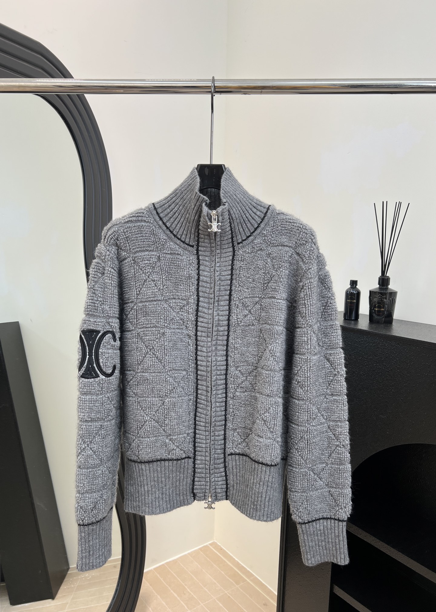 NO:576290,Celine's new autumn and winter diamond knitted cardigan, the diamond texture is delicate and soft against the skin, ribbed cuffs and hem, double C embroidery on the sleeves, half-high collar design, casual fit, size S M L,,celine,alexander wang19860909Celine 秋冬新款 菱格针织开衫、菱格纹理细腻亲肤柔软、袖口和下摆罗纹收口、袖子有双C刺绣、半高领设计、休闲版型 码数S M L,,celine,alexander wang,Women's clothing