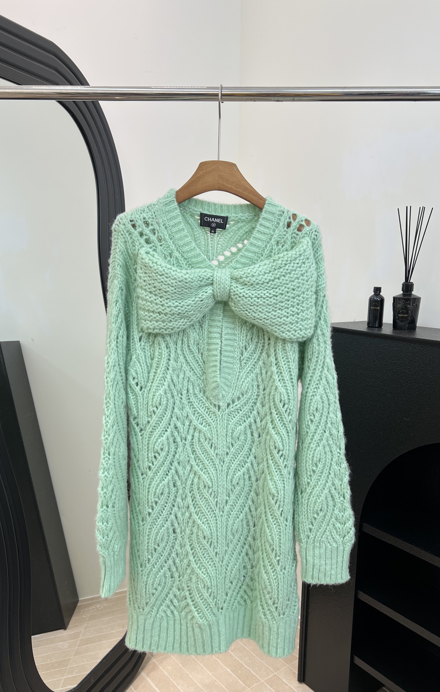 NO:590530,Chanel Xiaoxiang Autumn and Winter New Mint Green Bow Sweater, Three-dimensional Bow on the Chest + Metal Logo Pin, Thick Knitted Material Soft and Skin-Friendly, Casual Fit Size S M L,,chanel,sweaters,alexander wang19860909Chanel 小香 秋冬新款 薄荷绿蝴蝶结毛衣、胸前立体蝴蝶结+金属Logo别针、粗针织材质柔软亲肤、休闲版型 码数S M L,,chanel,sweaters,alexander wang,Women's clothing