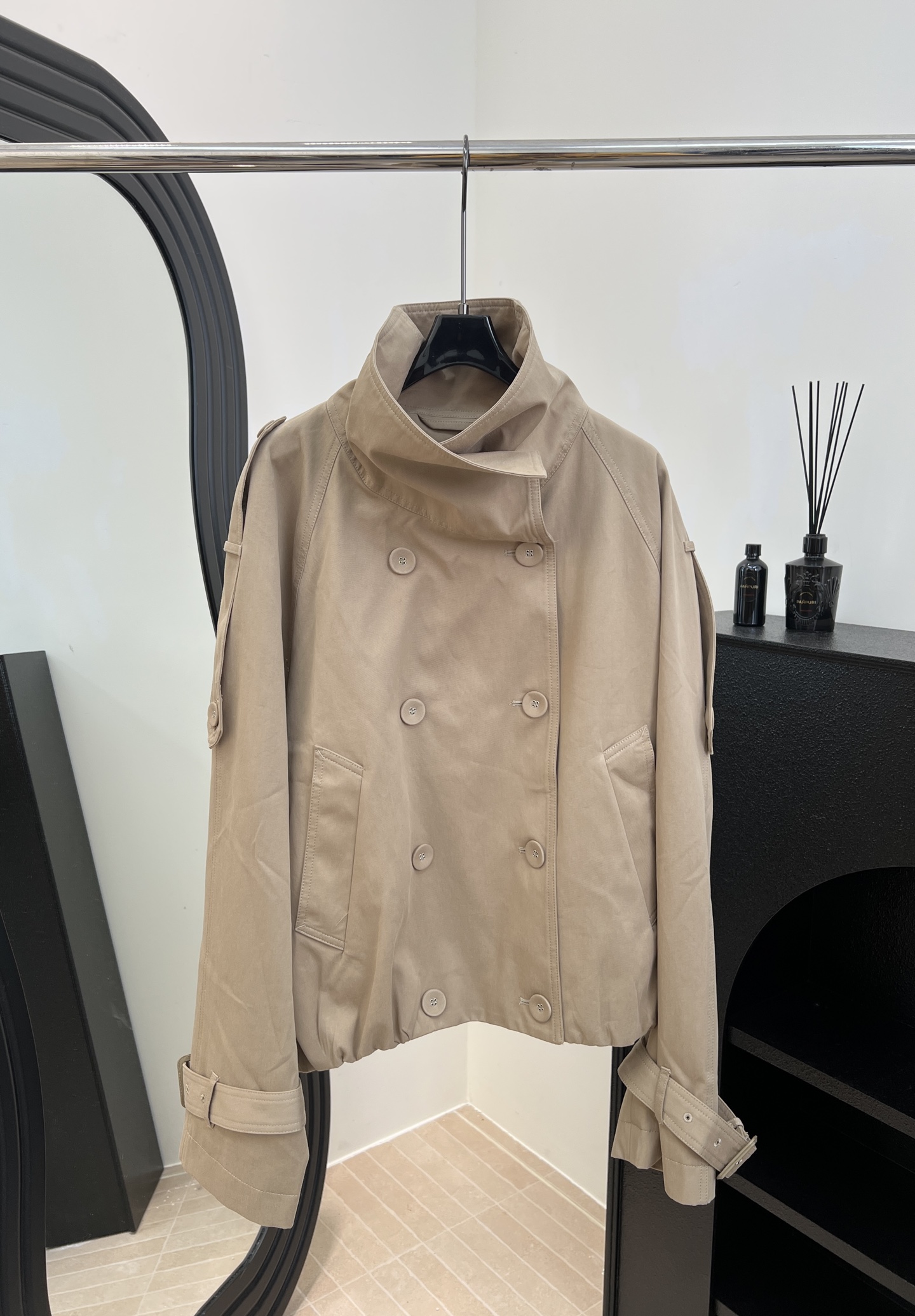 NO:576293,Acne Studios autumn and winter new style short double-breasted windbreaker, stand-up collar + three-dimensional tailoring of shoulder sleeves, lining spliced ​​with brushed plaid, double-breasted + lapel details, full of British retro feel, casual fit, size S M L,,acne studios,dior,alexander wang19860909Acne Studios 秋冬新款 短款双排扣风衣、立领+肩袖立体剪裁、内胆拼接磨毛格纹、双排扣+翻领细节、英伦复古感满满、休闲版型 码数S M L,,acne studios,dior,alexander wang,Women's clothing