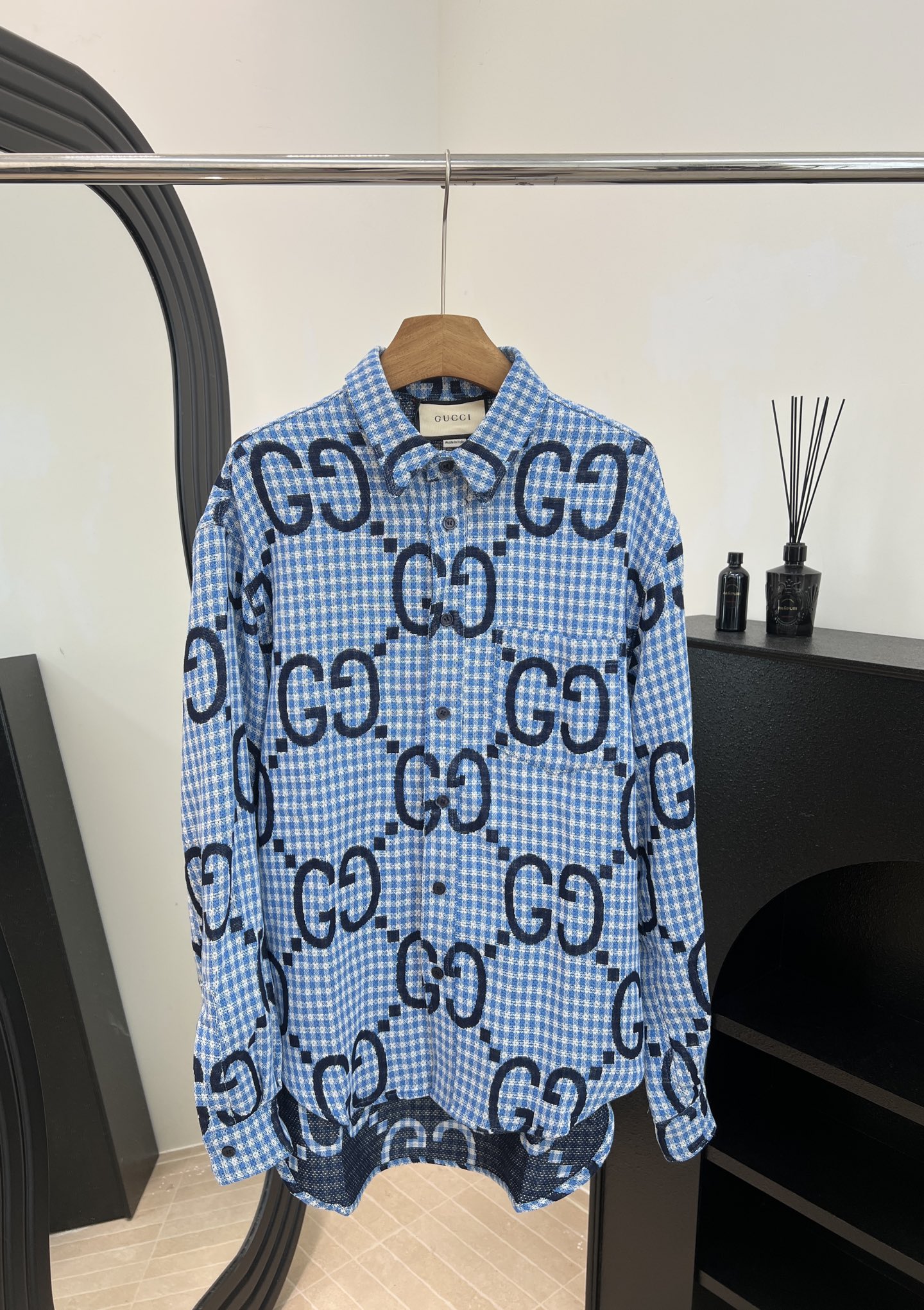 NO:587371,Gucc*i's new haze blue fine plaid long-sleeved shirt, double G jacquard all over, high-quality plaid tailoring, front button placket, pointed collar design, front chest patch pocket, blue jacquard pattern effect inside, loose fit, same style for men and women, sizes SMLXL,,gucci,shirts,alexander wang19860909Gucc*i 新款 雾霾蓝细格纹长袖衬衫、满身双G提花、高品质对格剪裁正面纽扣门襟、尖领衣领设计前胸贴布口袋、内里蓝色提花花纹效果 宽松版型 男女同款 尺码SMLXL,,gucci,shirts,alexander wang,Women's clothing