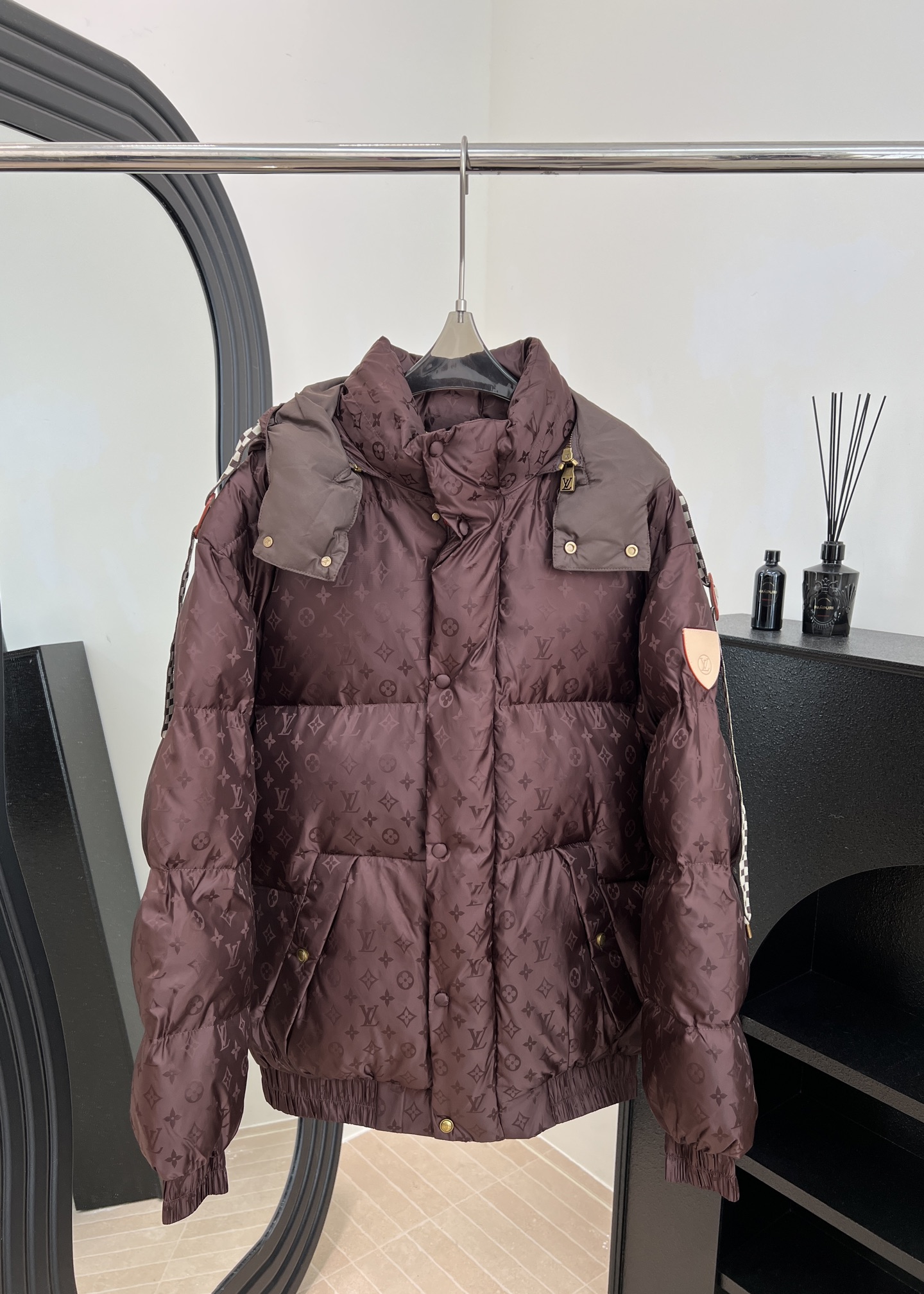 NO:587377,LouisVuitton Louis Autumn and Winter New Style Presbyopia Brown Hooded Jacket Cotton Jacket, Classic Monogram Presbyopia Dark Brown Color Matching, Metal Buttons and Cuff Details, Leather Patch on Sleeves, Casual Fit, Unisex Size S M L XL,,louis vuitton,louis vuitton,jackets & coats,hats,alexander wang19860909LouisVuitton 路易 秋冬新款 老花棕色连帽夹克棉服、经典Monogram老花深棕配色、金属纽扣和袖口细节、袖子有皮牌、休闲版型、男女同款 码数S M L XL,,louis vuitton,louis vuitton,jackets & coats,hats,alexander wang,Women's clothing