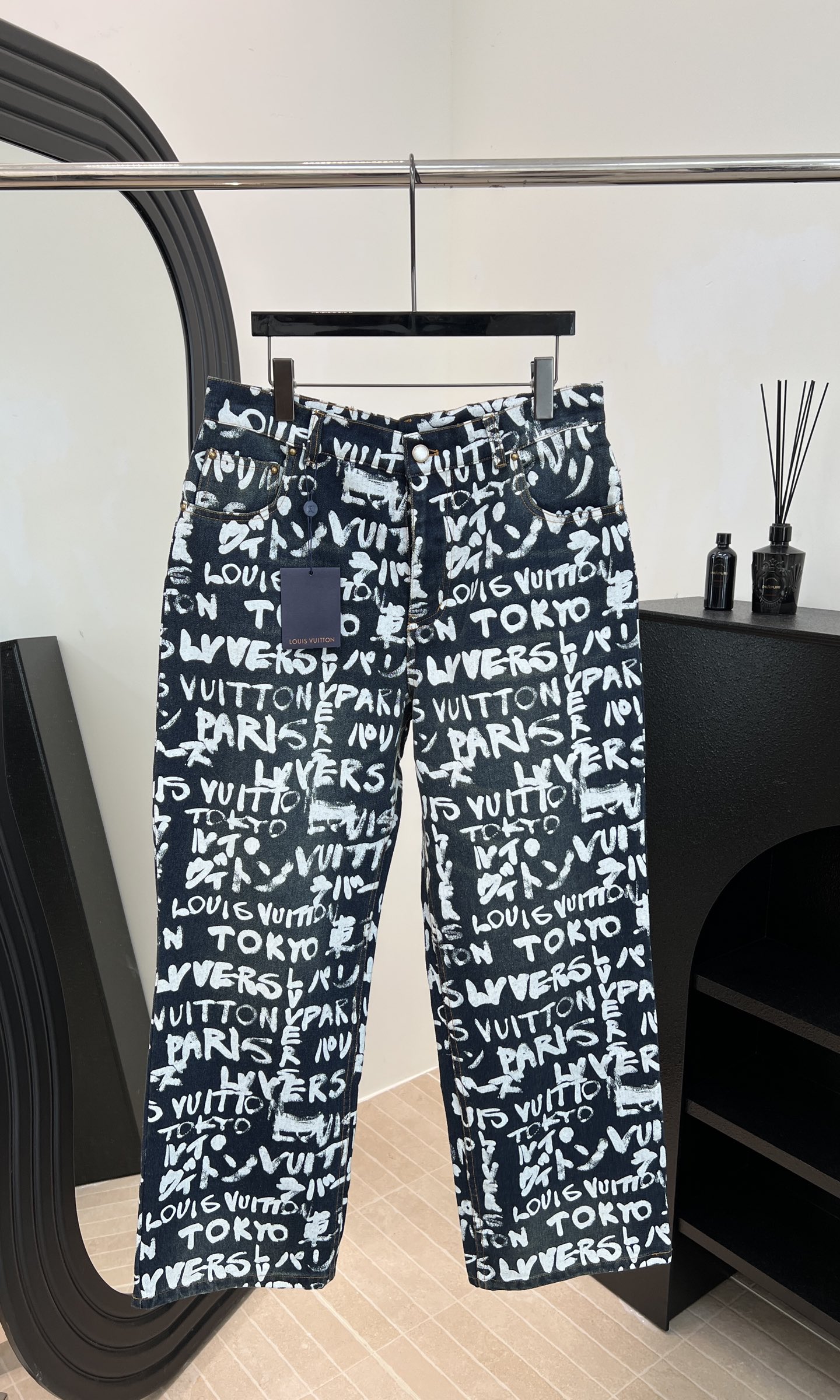 NO:587403,Men's LouisVuitton Louis' new autumn and winter LVx Nigo co-branded graffiti jeans, full-print LV Scribble graffiti, fusion of Japanese calligraphy and street art, custom-made pearl buttons, heavy-duty washed fabrics are soft, straight fit, size S M L XL,,louis vuitton,louis vuitton,louis vuitton,jeans,alexander wang19860909男款 LouisVuitton 路易 秋冬新款 LVx Nigo联名涂鸦牛仔裤、满印LV Scribble涂鸦,融合日本书法与街头艺术、订制珍珠扣、重工洗水面料柔软、直筒版型 码数S M L XL,,louis vuitton,louis vuitton,louis vuitton,jeans,alexander wang,Women's clothing