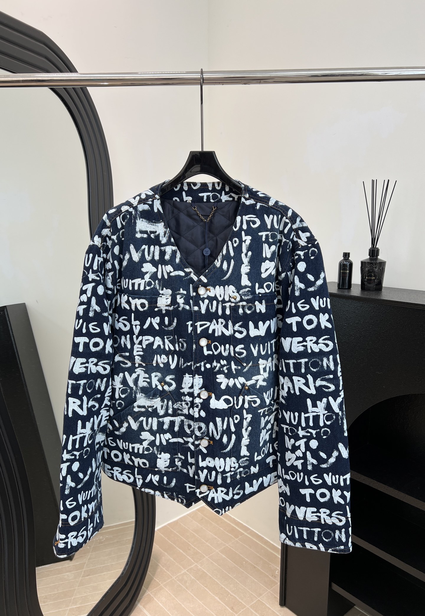 NO:587365,Men's LouisVuitton Louis' new autumn and winter LV&Nigo co-branded printed cotton suit, dark blue background with white printing, LV Scribble pattern interpreted with traditional Japanese calligraphy and Western street art, pearlescent buttons on the front and cuffs, casual fit, size S M L XL,,louis vuitton,louis vuitton,louis vuitton,business suit,alexander wang19860909男款 LouisVuitton 路易 秋冬新款 LV&Nigo联名印花棉服西装、深蓝底色配白色印花、以日本传统书法和西方街头艺术演绎 LV Scribble 图案、珠光纽扣前襟和袖口、休闲版型 码数S M L XL,,louis vuitton,louis vuitton,louis vuitton,business suit,alexander wang,Women's clothing